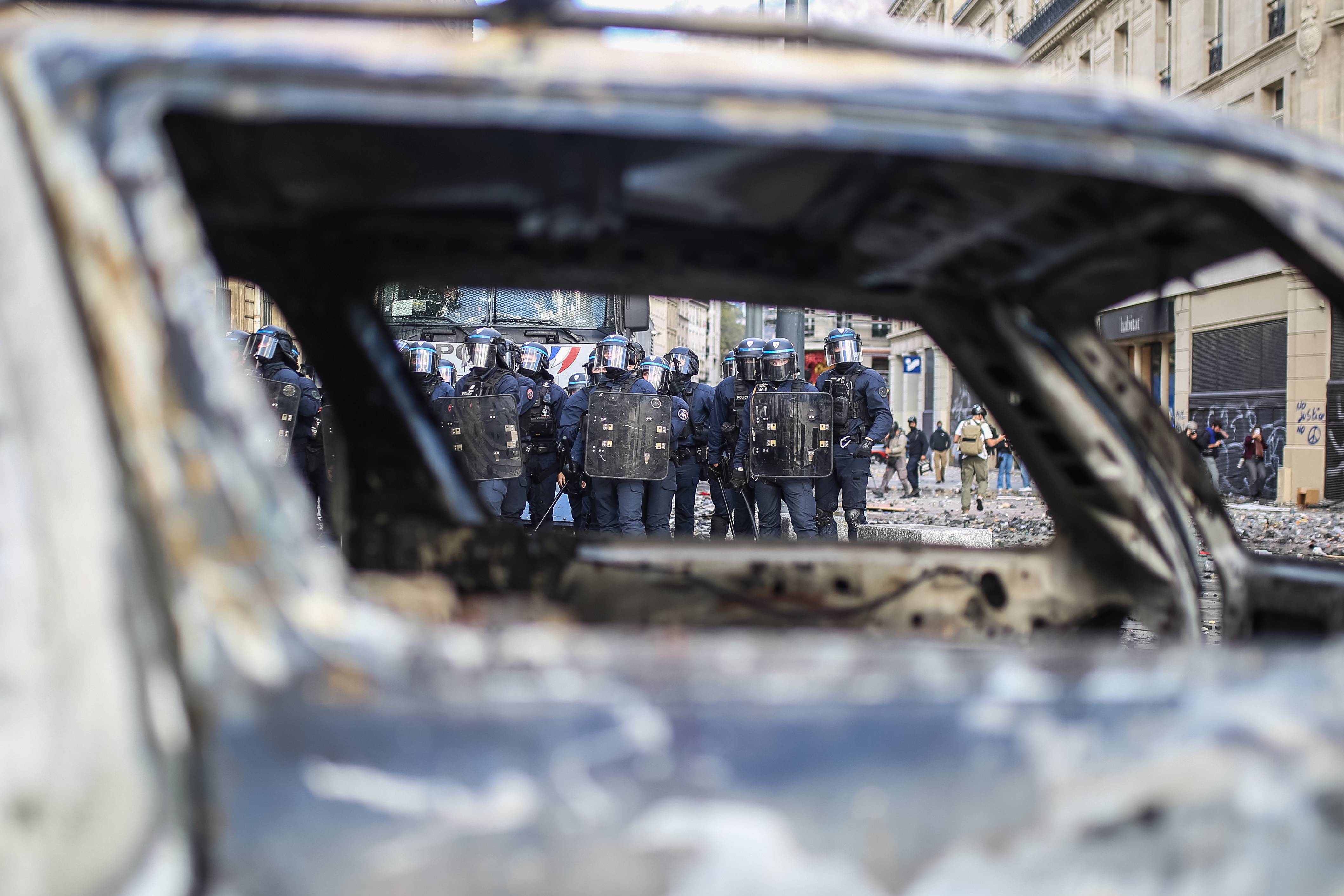 Fransa’da hayat pahalılığı protestoları: İçişleri Bakan istifa etti, Macron reddetti