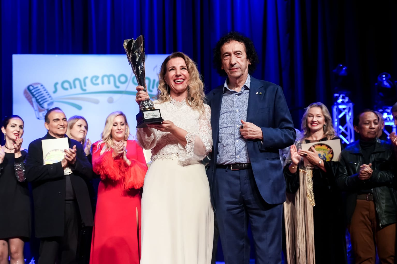 Bahar Gökhan’a İstanbul’da “En İyi Kadın Sanatçı” ödülü…