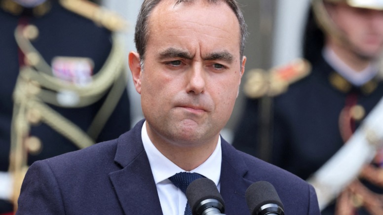 Fransız Başbakanı istifa etti, Euro çakıldı