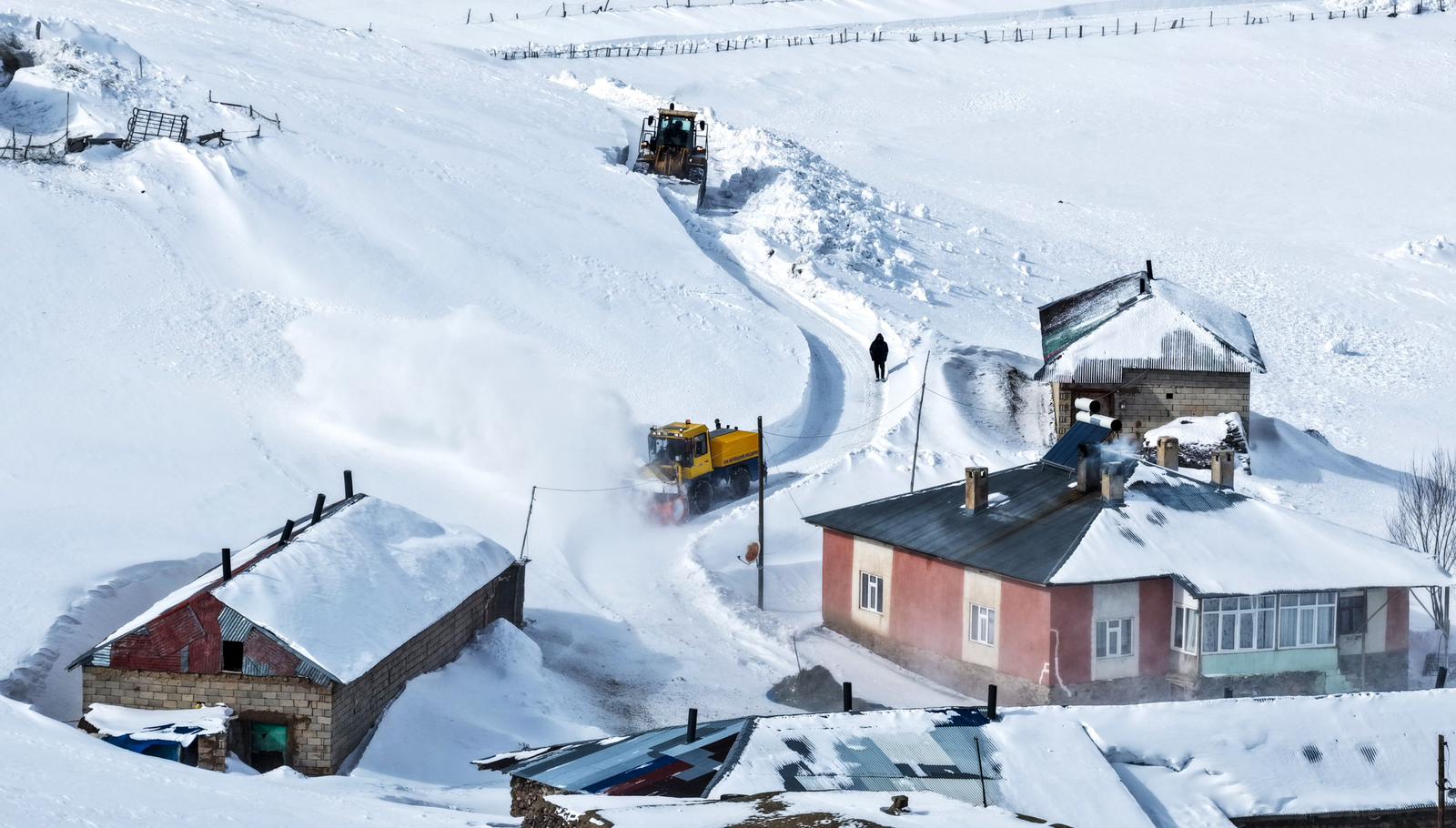 Van, Bitlis, Muş ve Hakkari'de 530 yerleşim yerine ulaşım sağlanamıyor