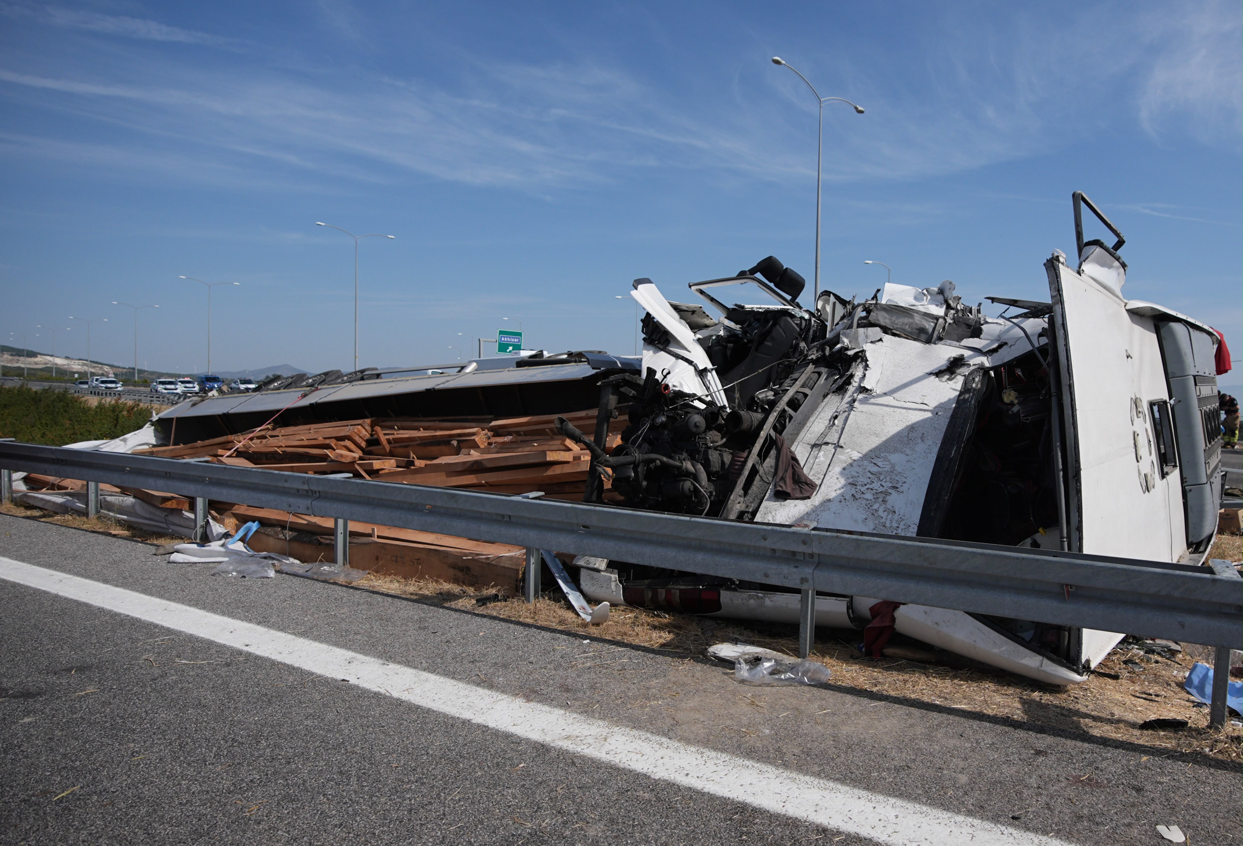 Manisa'da çekici ile tur otobüsü çarpıştı… 11 ölü, 27 yaralı