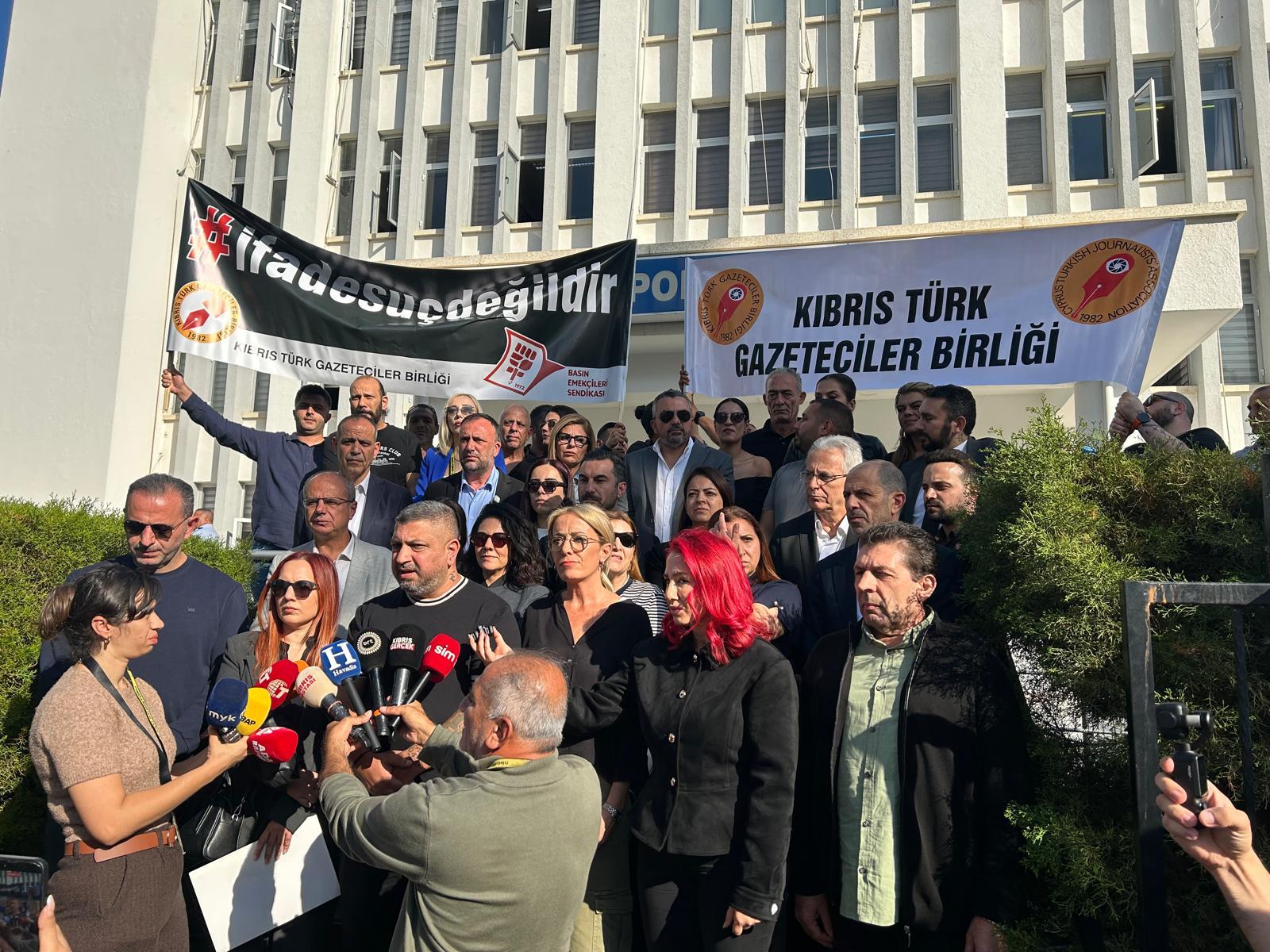 Gazeteciler Lefkoşa Polis Müdürlüğü önünde… “Cezasız kalan her saldırı, bir sonrakine cesaret veriyor”