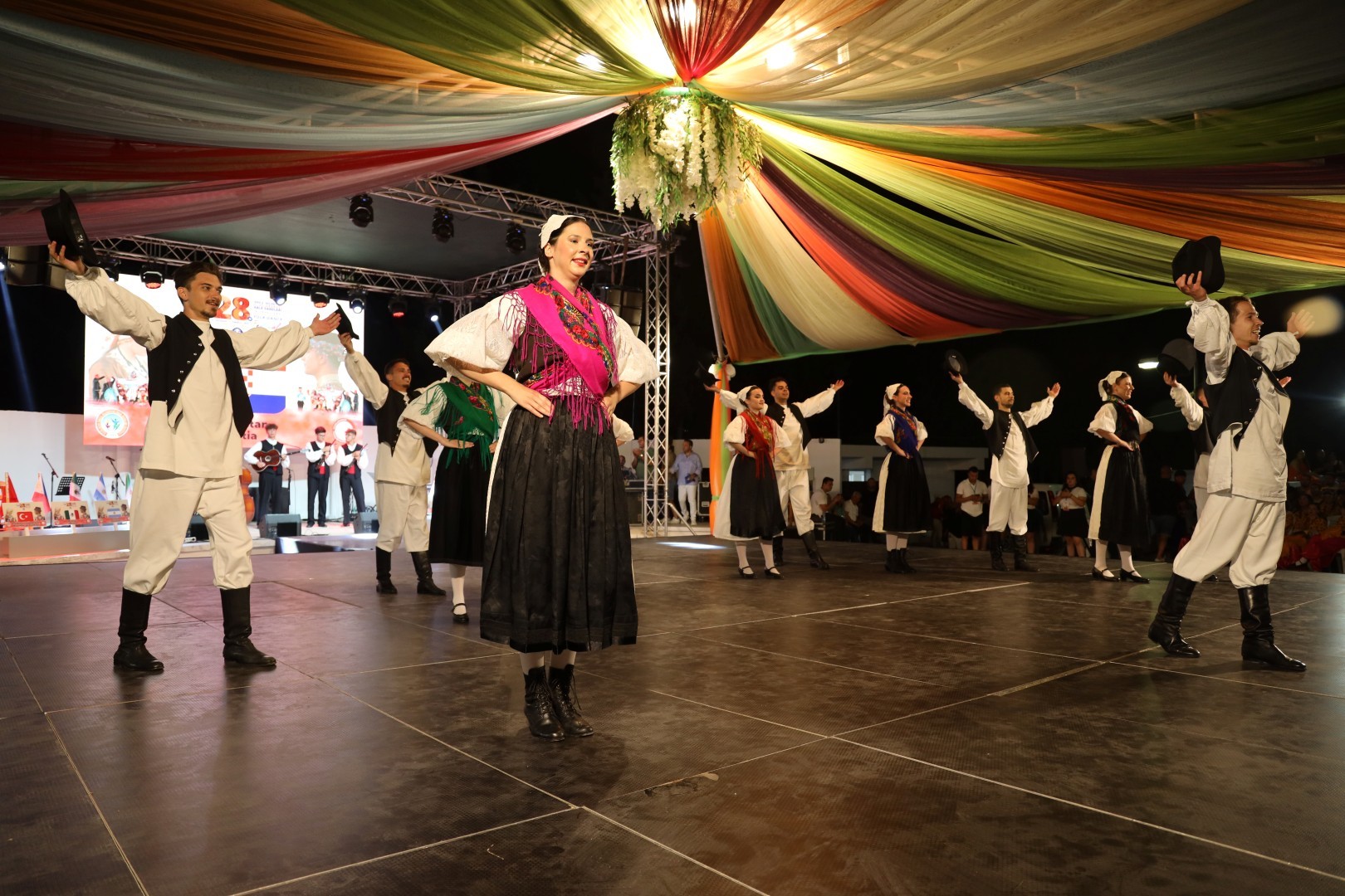 Dansın ve müziğin renkli buluşması İskele’de sürüyor