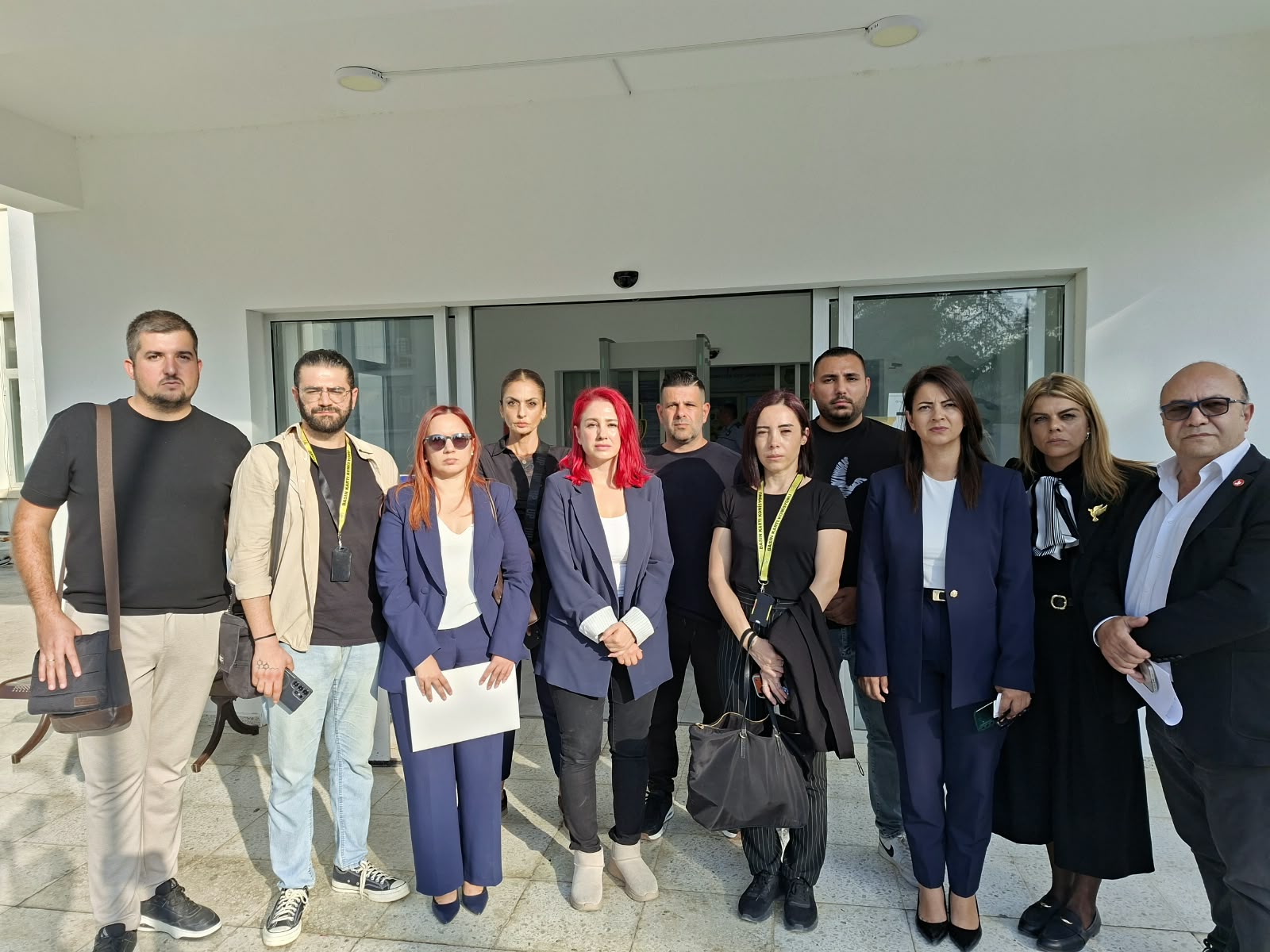 Fatma Ünal’ın yakınlarından gazetecilere saldırı: Hakaretler, dirsek darbeleri ve fırlatılan şişeler!