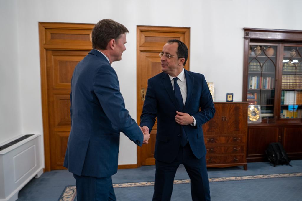 Hristodulidis dün Stewart’la bir araya geldi