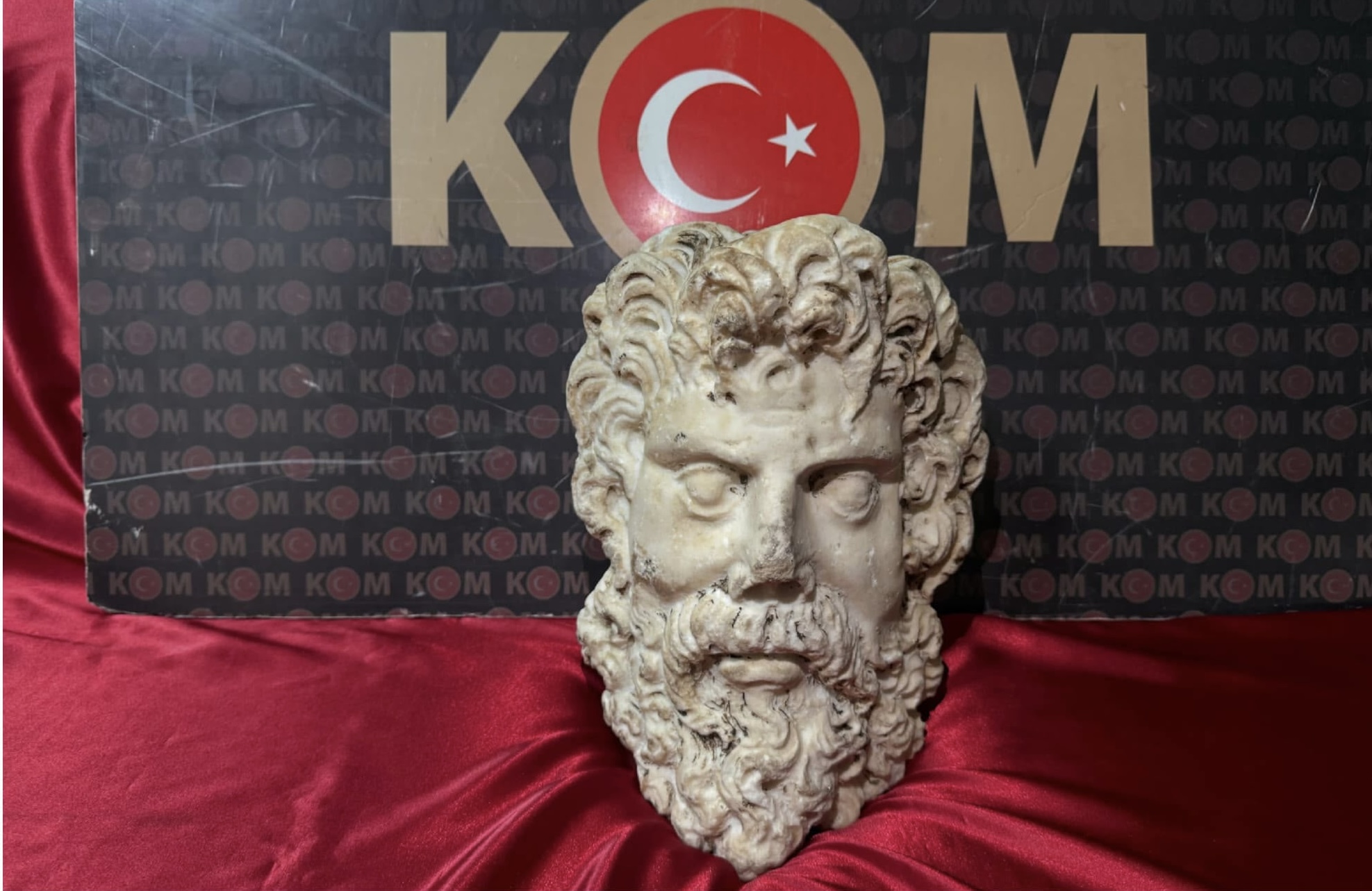 İzmir'de iki bin yıllık Zeus heykel başı ele geçirildi