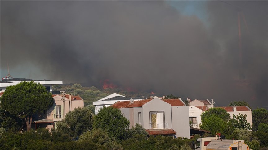 İzmir'in Çeşme ve Ödemiş'te çıkan yangınlara müdahale sürüyor
