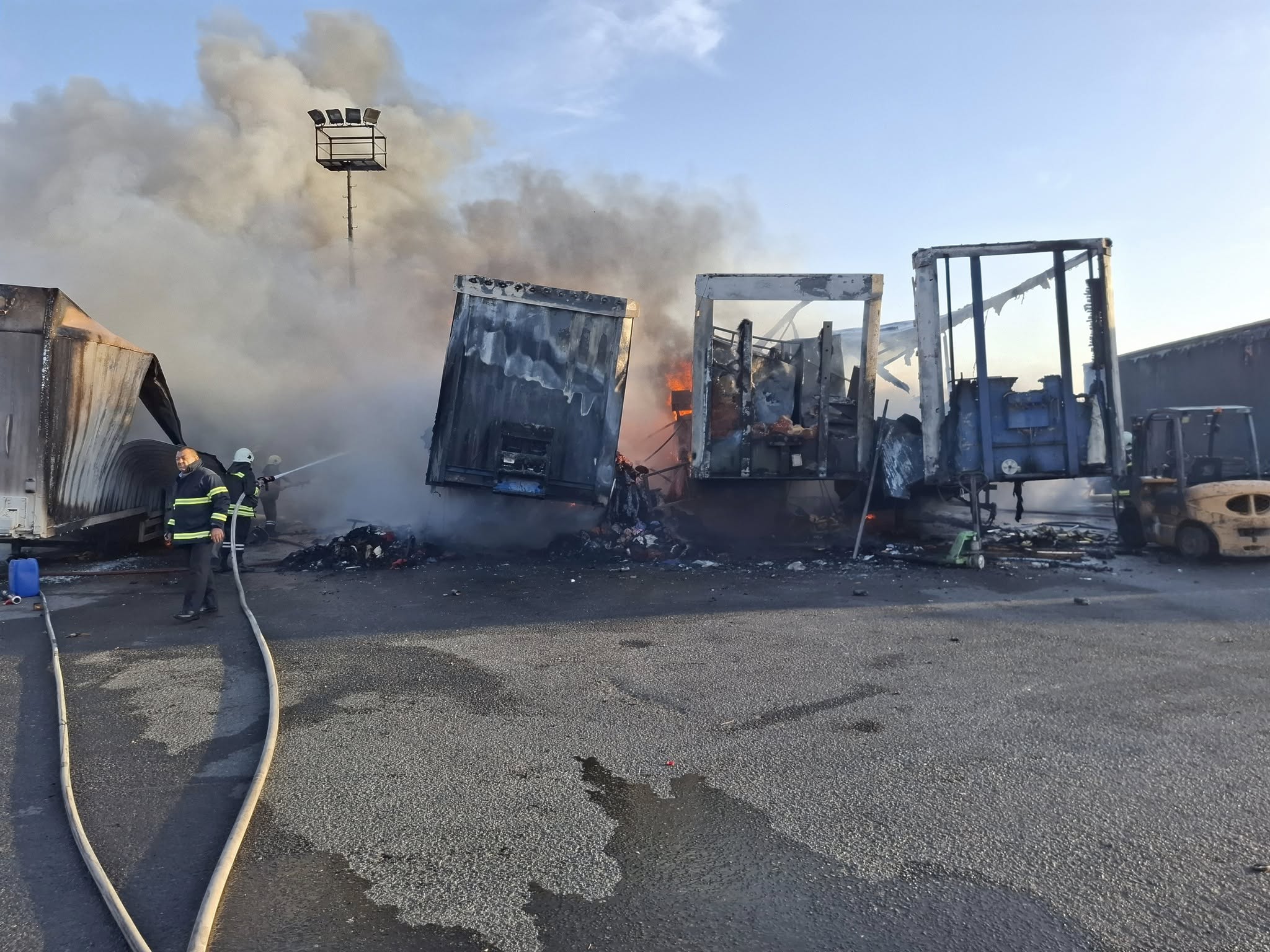 Lefkoşa Sanayi Bölgesi’nde yangın: 4 TIR dorsesi küle döndü