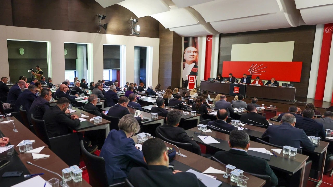 CHP'de Parti Meclisi istifalarla düştü