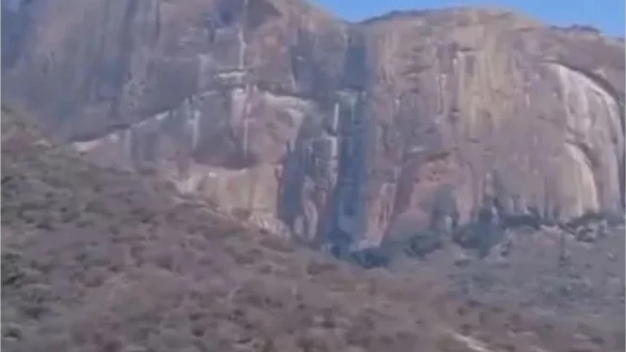 Turistleri taşıyan helikopter düştü