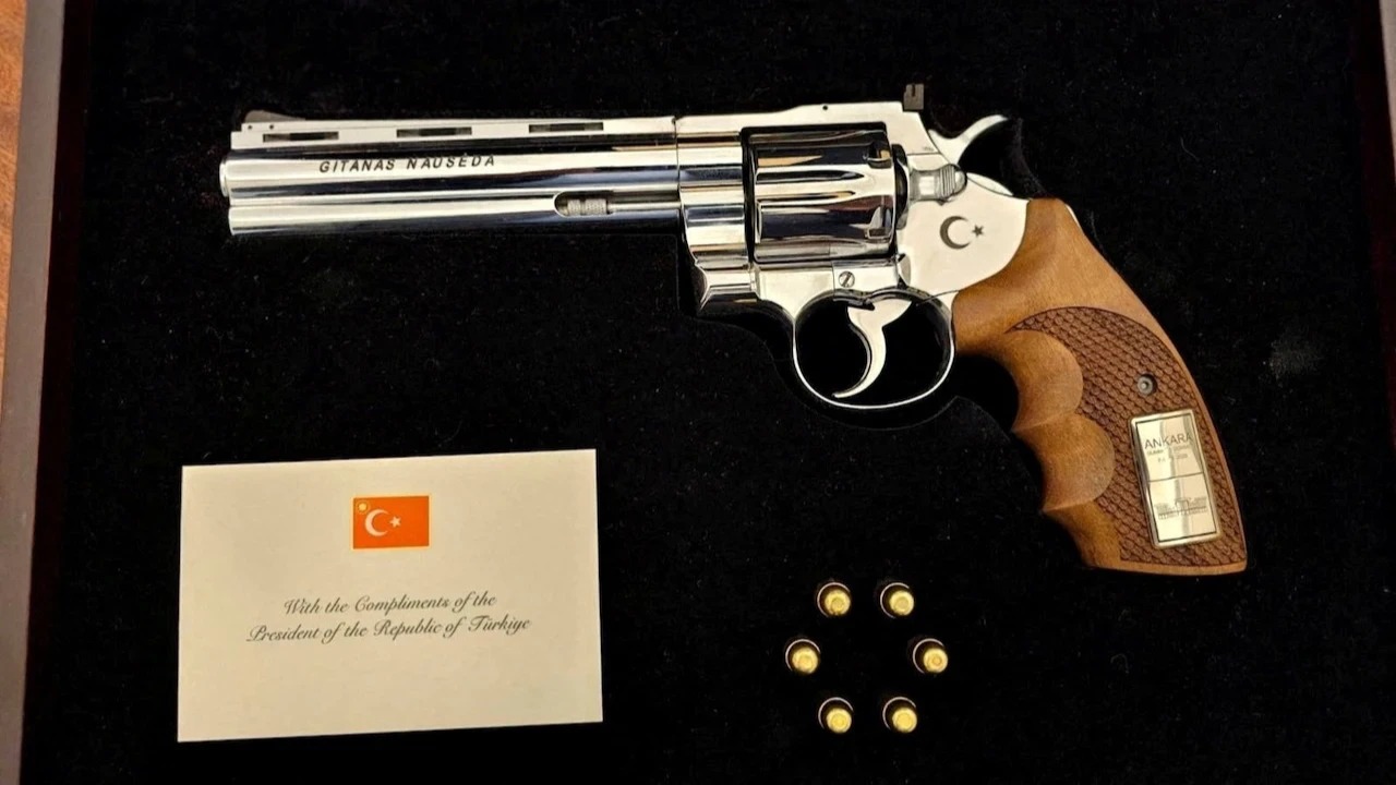 Edoğan’ın liderlere hediye ettiği tabancalar ortaya çıktı