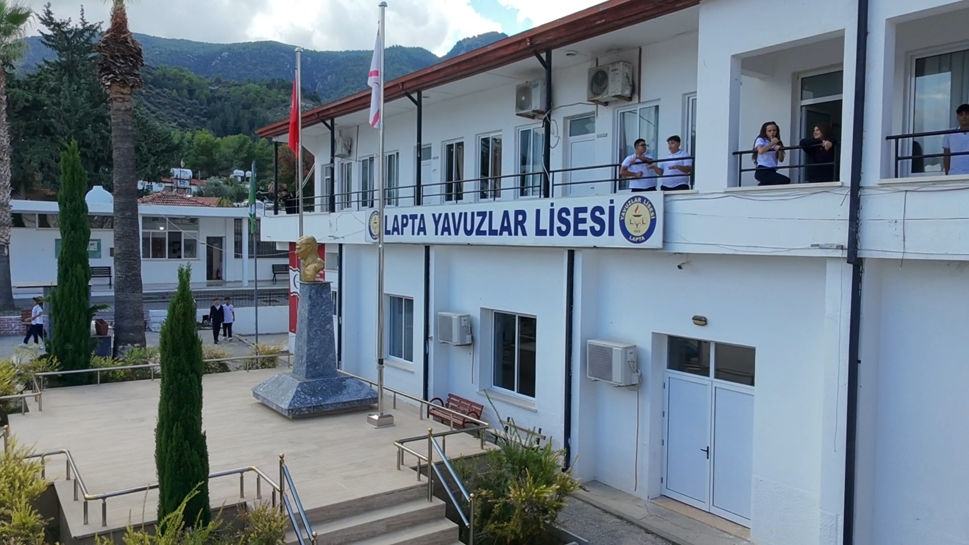 Lapta Yavuzlar Lisesi’nde 200 öğrenci konteynerlerde eğitim görüyor