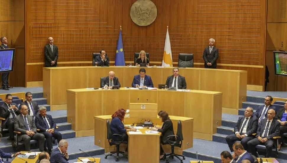 Rum devlet bütçesi onaylandı: Grivas için ödeneğe "evet"