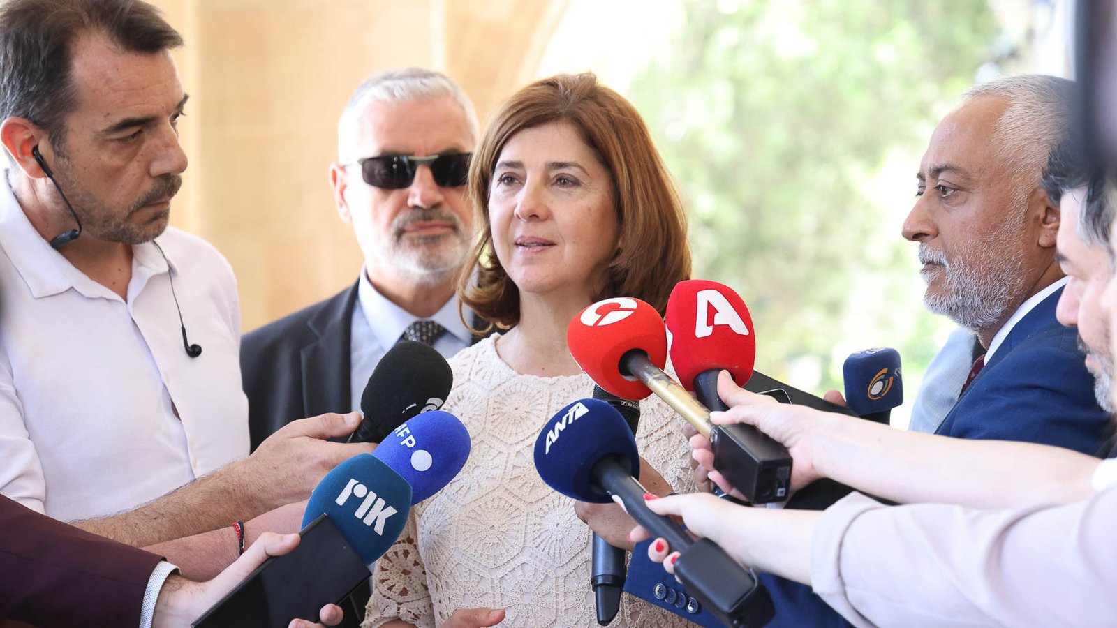 Holguin dün akşam adaya geldi, bugün liderlerle görüşecek