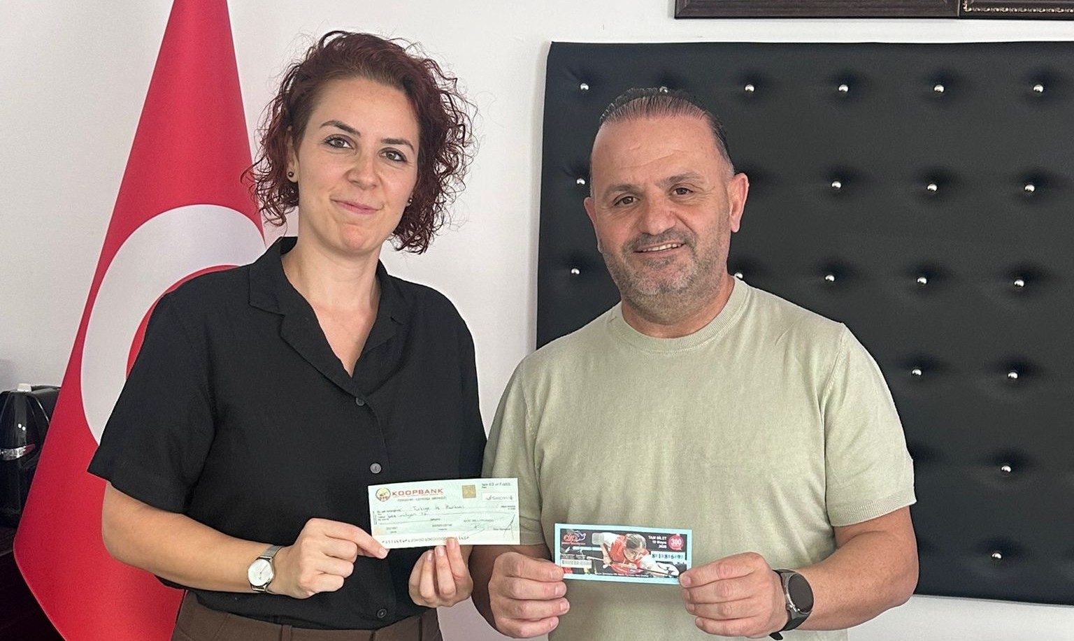 5 Milyon TL'lik büyük ikramiye talihlisine teslim edildi