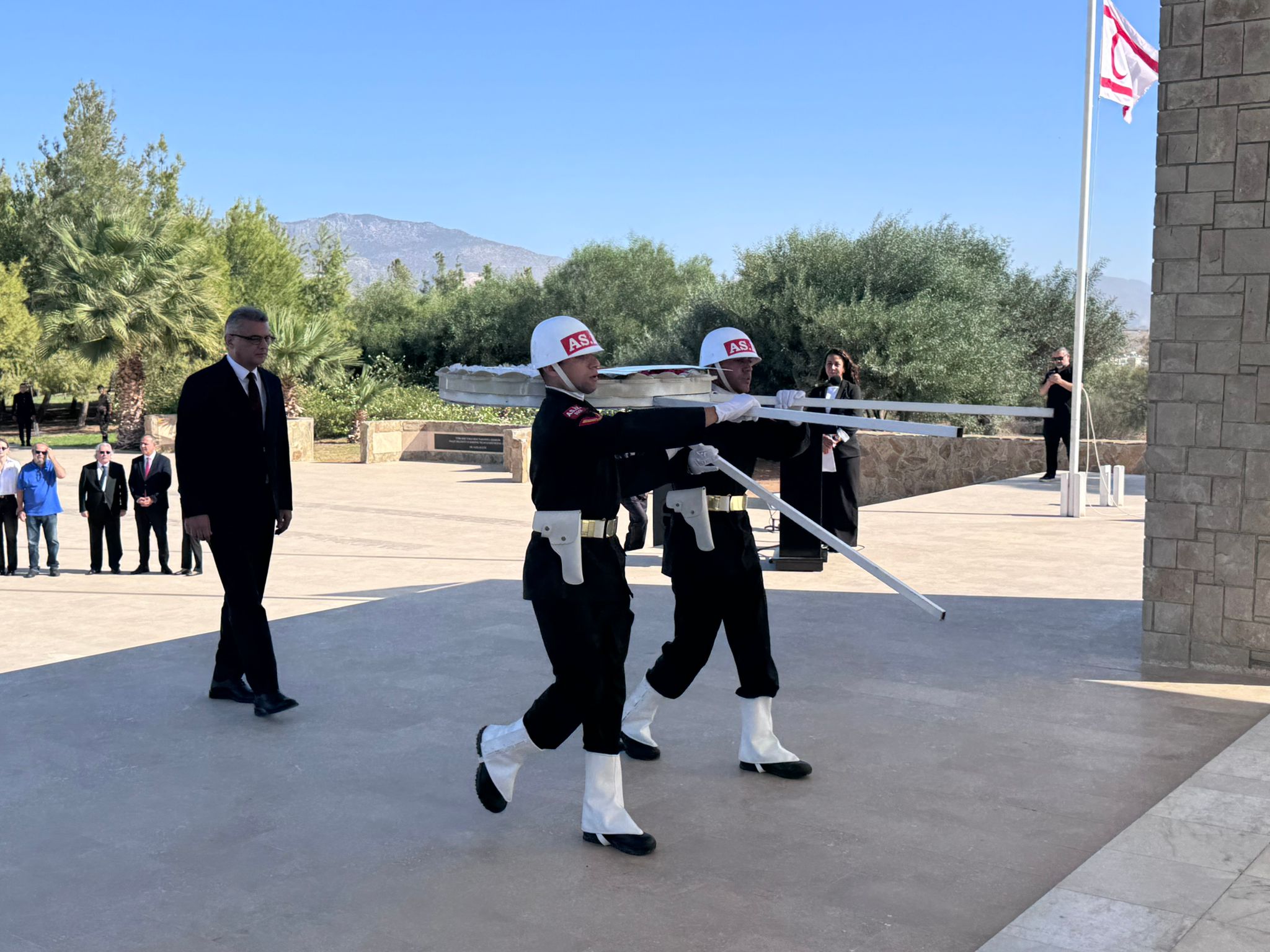 Cumhurbaşkanı Erhürman Dr. Fazıl Küçük’ün Anıt Mezarı’na çelenk sundu