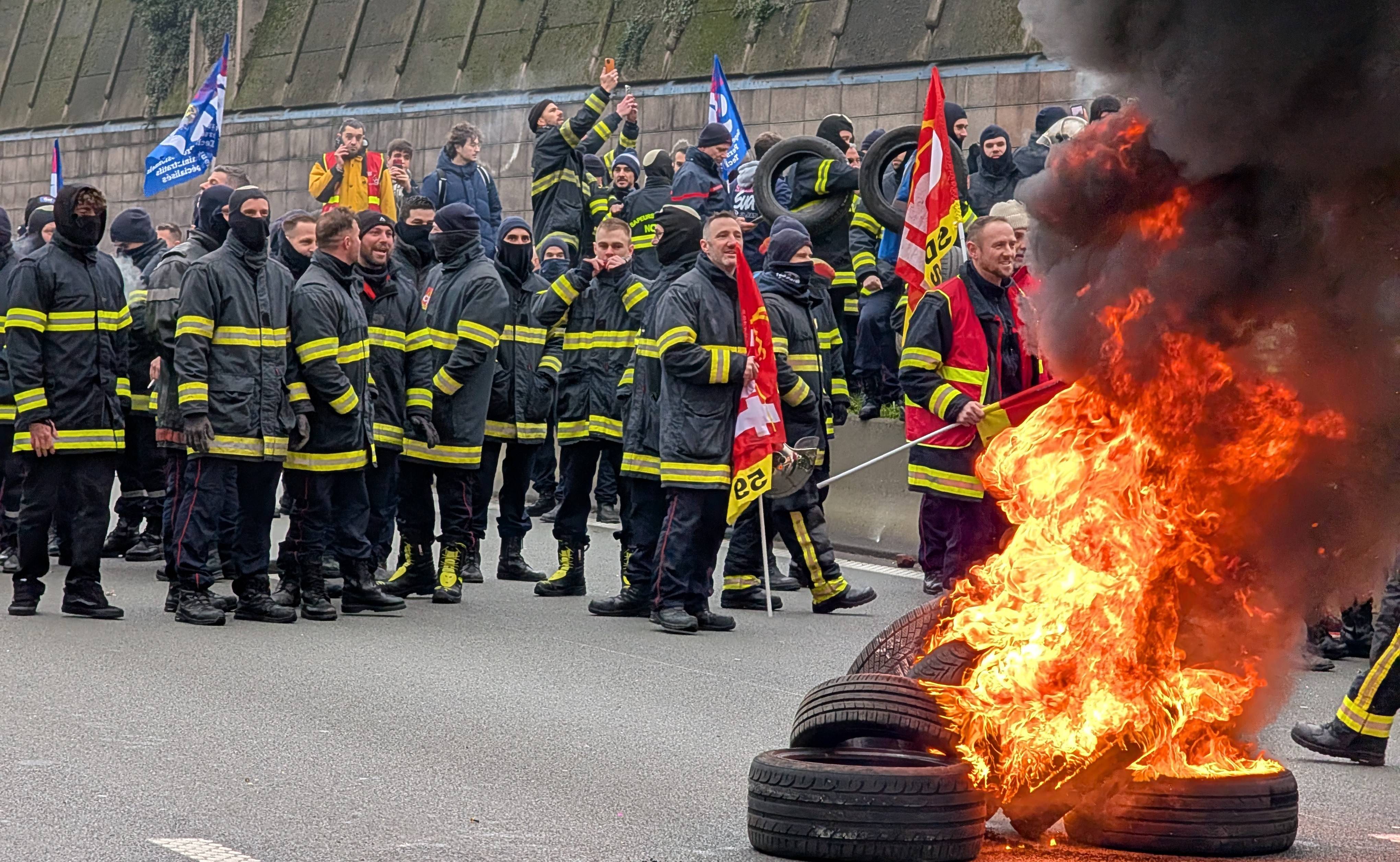 Fransa'da çalışma şartlarını protesto eden itfaiyeciler ile polis arasında arbede çıktı