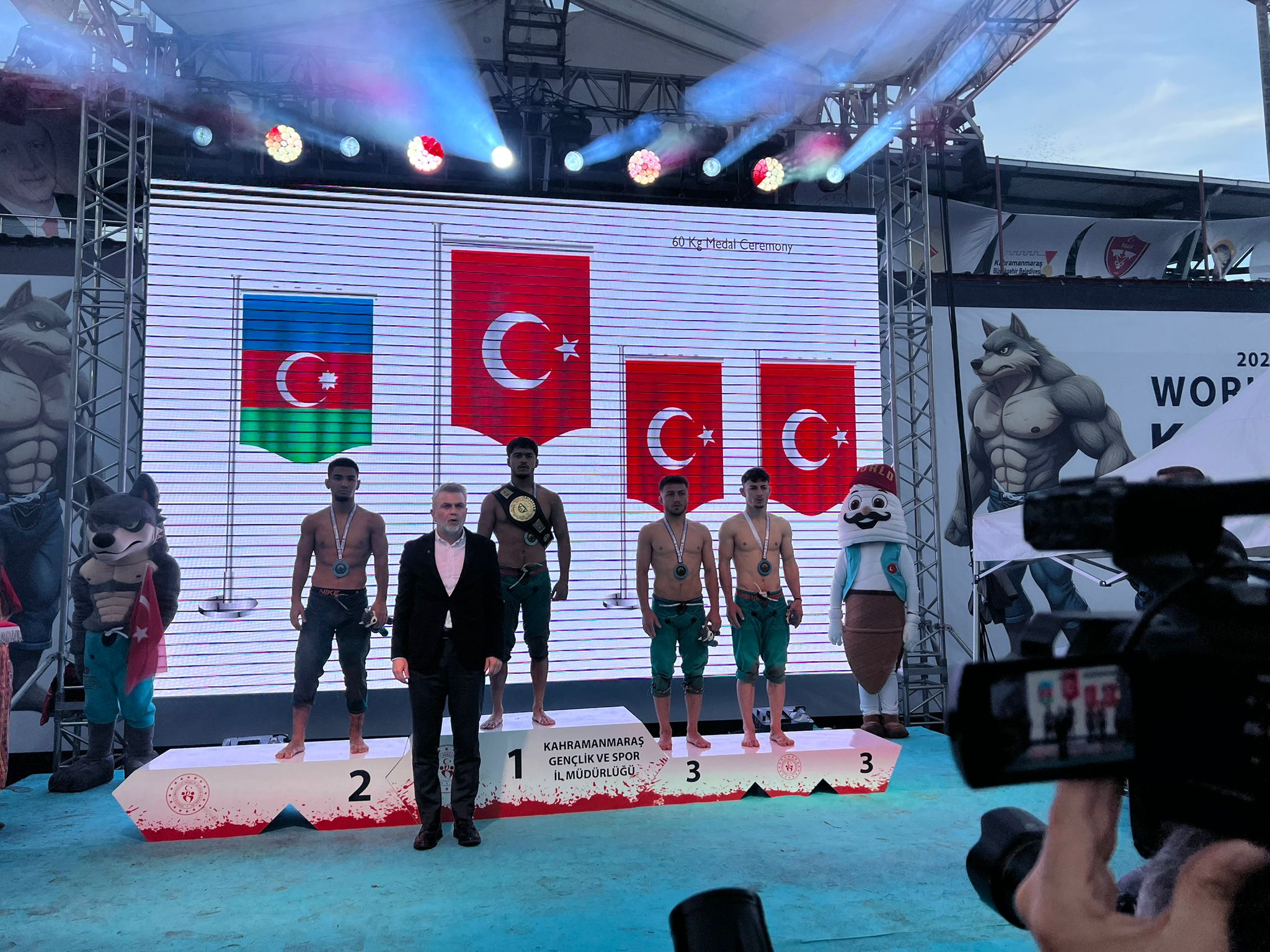 Bayraktar: Sporcularımız er meydanında tarih yazdı