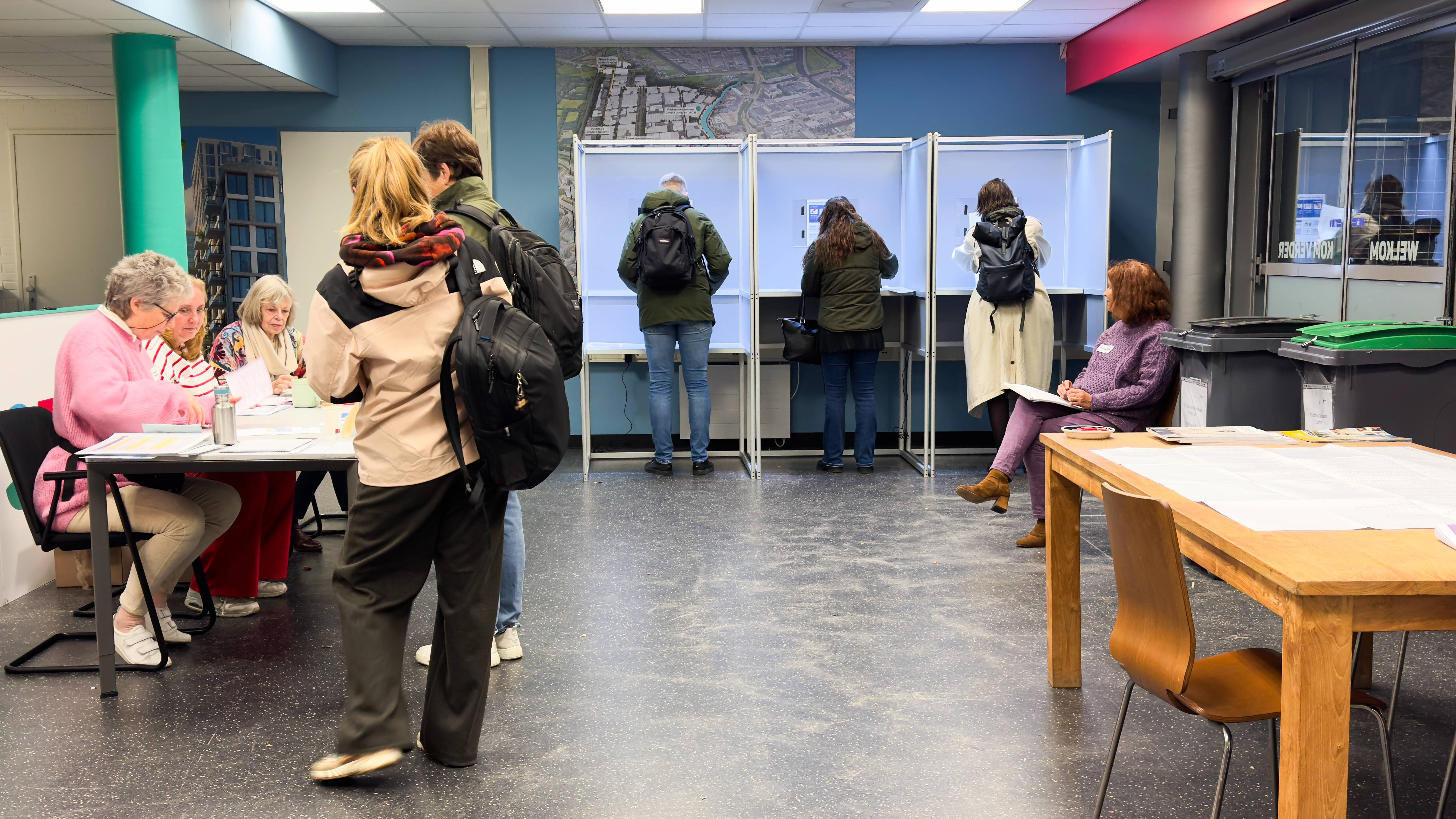 Hollanda genel seçimler için sandık başında