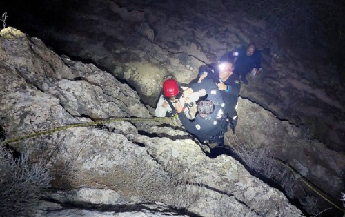 Uçurumda mahsur kalan iki öğrenci kurtarıldı