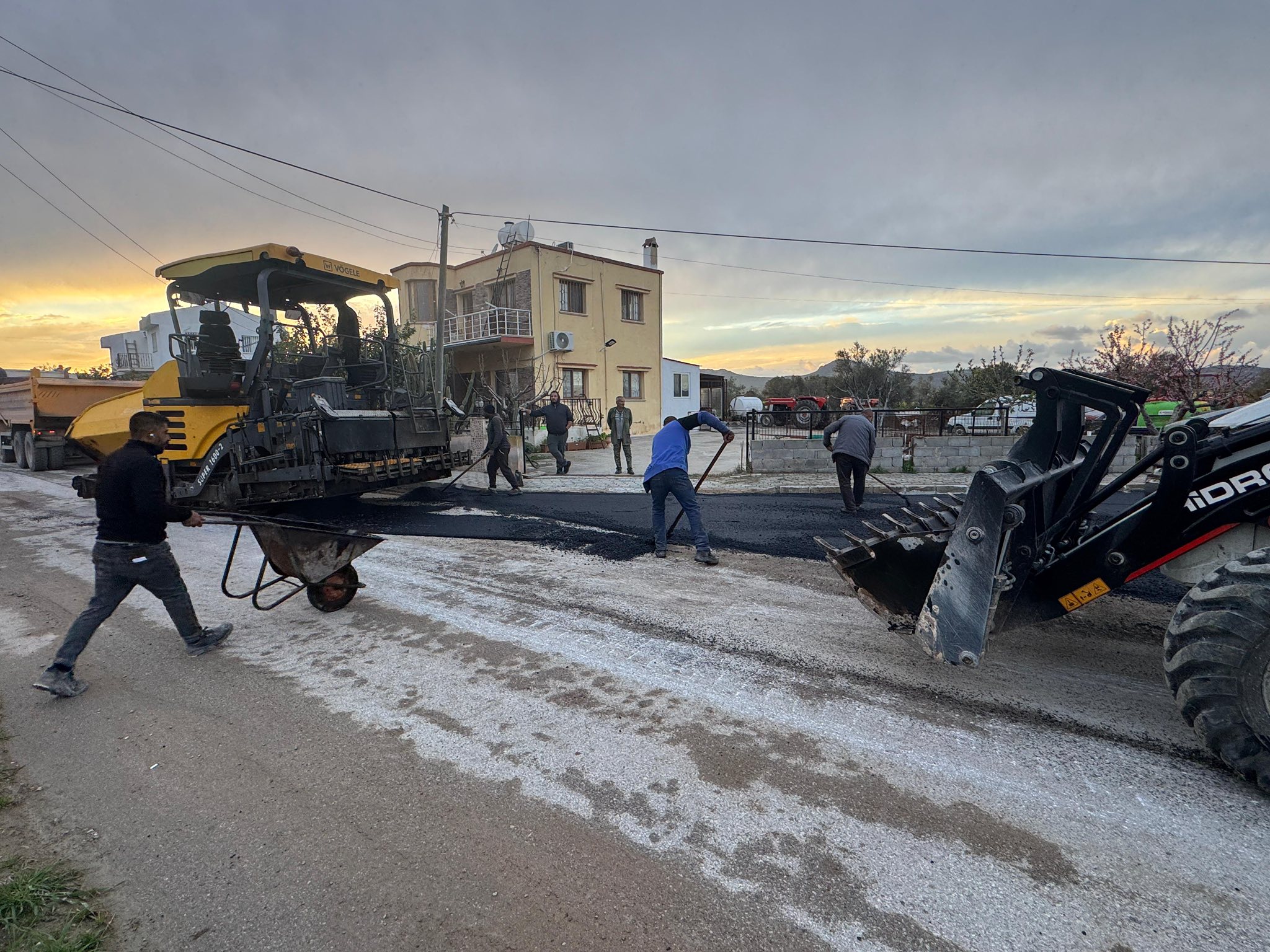 Zeybekköy’de su altyapısı yenilendi, asfaltlama süreci başladı