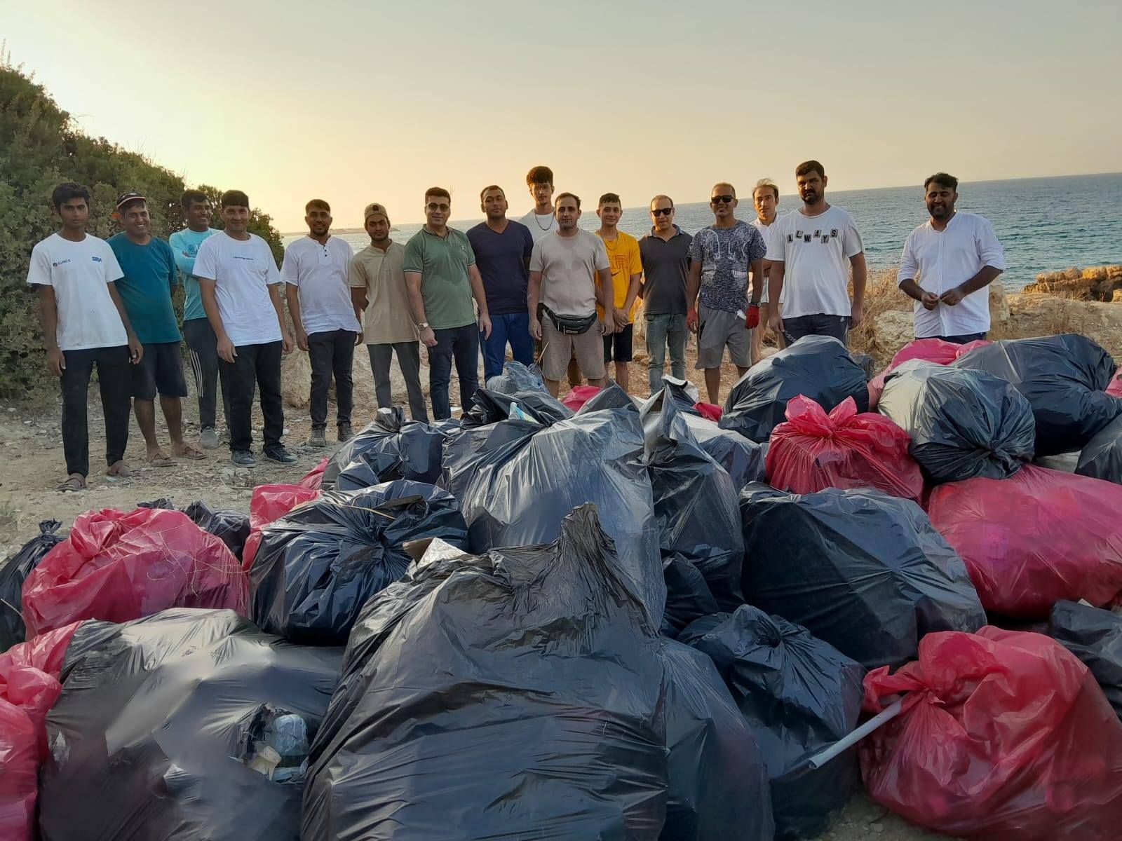 Pakistanlılardan örnek davranış: Karakum Plajı'nı temizlediler