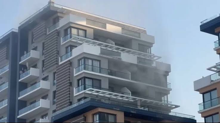 İskele'de yüksek katlı apartmanda yangın... Mahsur kalanlar tahliye edildi