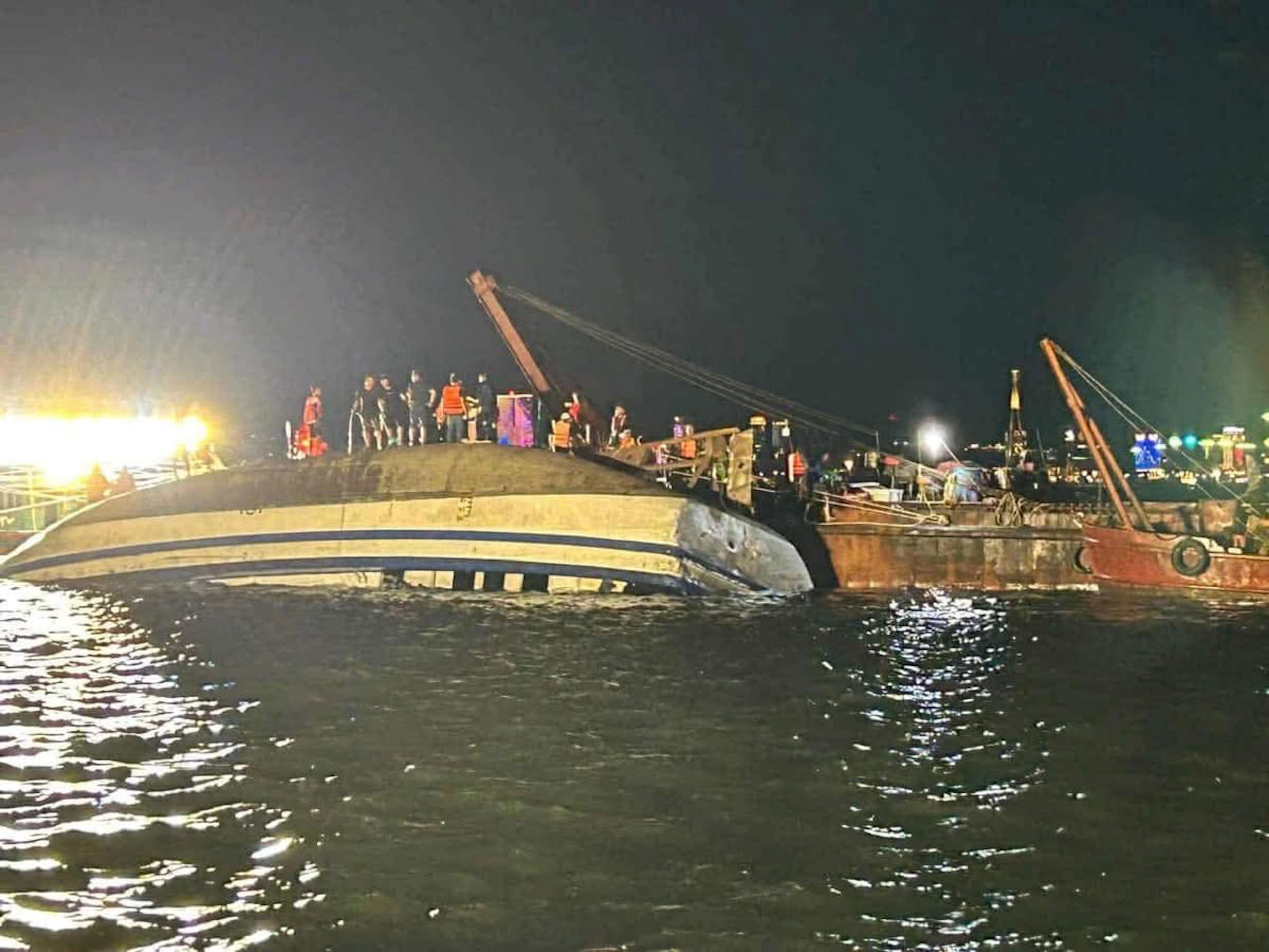 Vietnam’da tur teknesi fırtına nedeniyle alabora oldu: 37 ölü