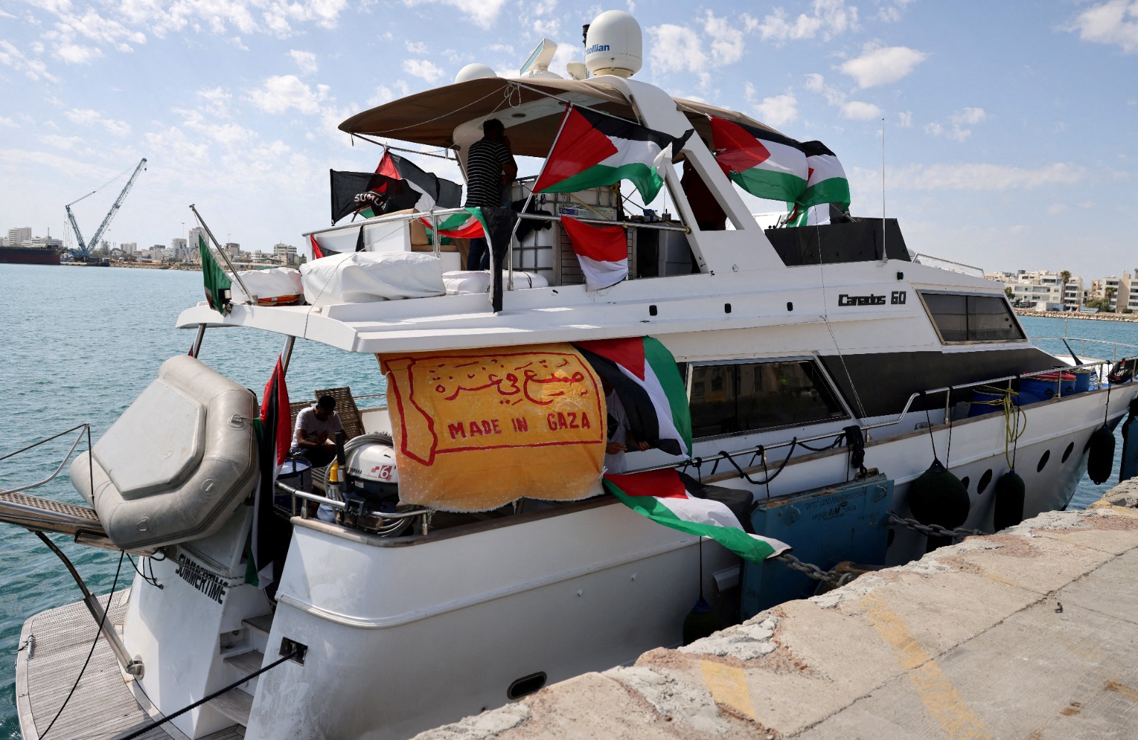 Sumud üyesi Summertime Jong Ay. Napa marinasında