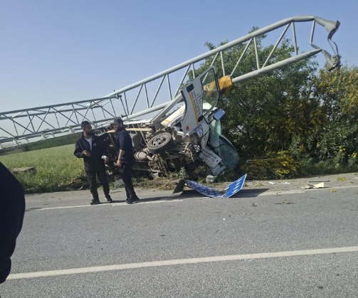 Lastiği patlayan araç tabelaya çarptı, tabela aracın üstüne düştü