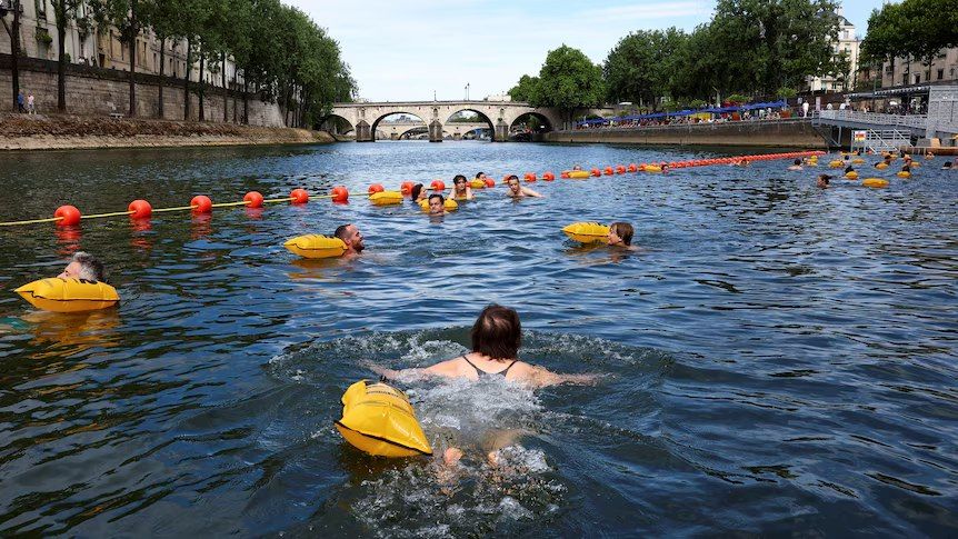 Paris'in simgesi Seine Nehri'nde 100 yıllık yüzme yasağı sona erdi!