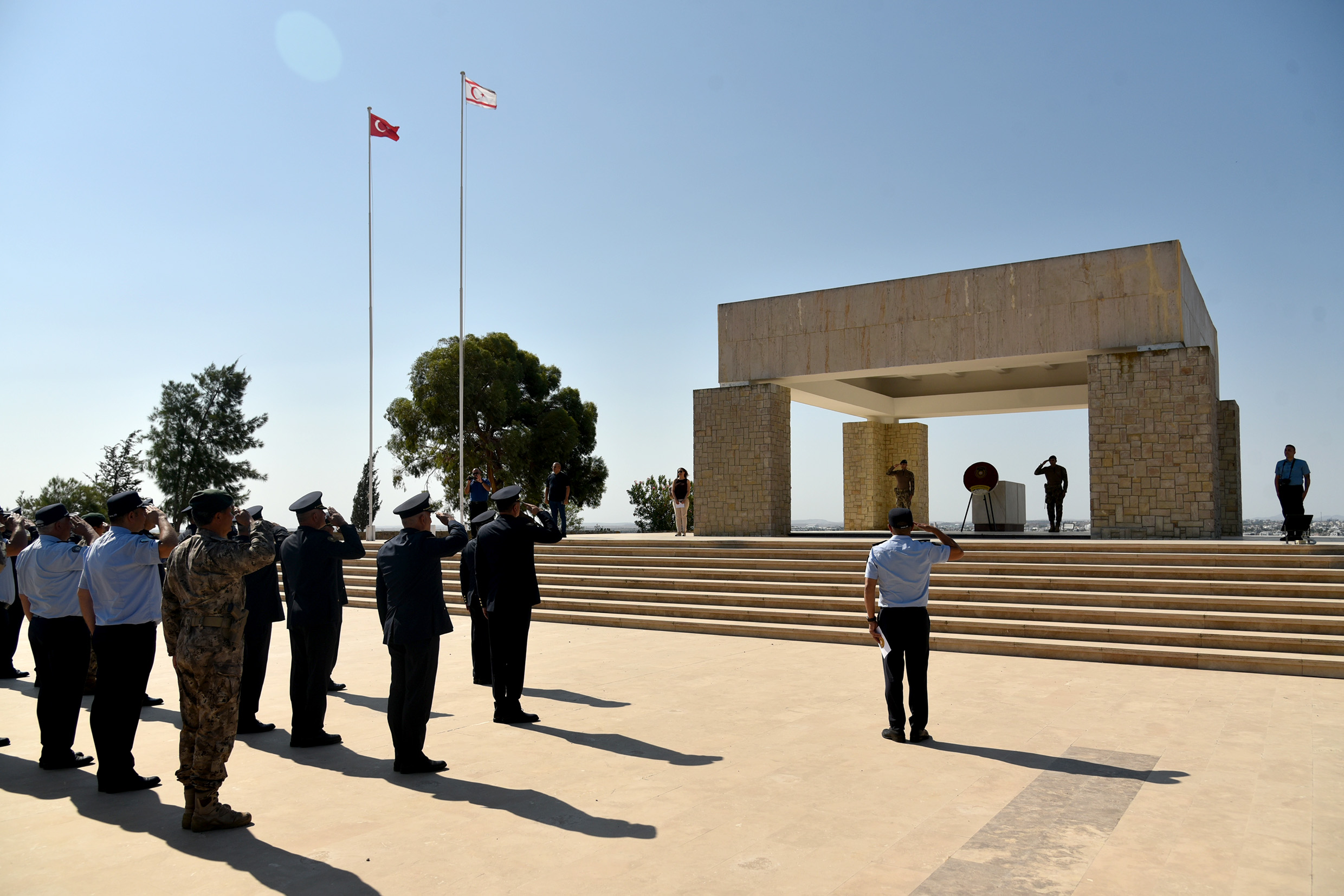 Polis Günü dolayısıyla Kuni ve heyeti anıtlara çelenk koydu