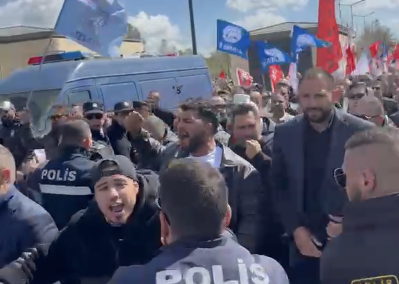 Eylemciler barikatı aşarak meclise girdi…