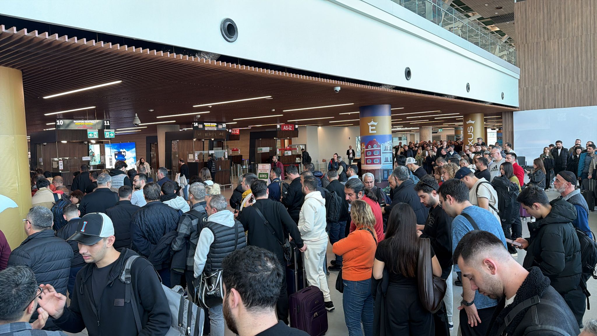 Ercan’da pasaport çilesi: Kontrolde izdiham…