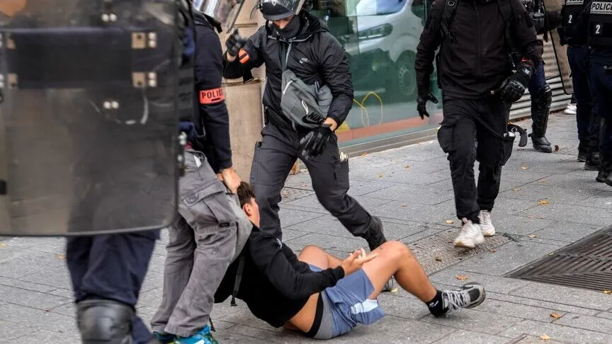 Öğrencinin kafasını suya soktuğu iddia edilen Fransız polisi hakkında “cinayete teşebbüs” soruşturması