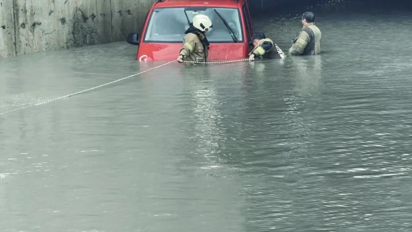 İstanbul'da sel felaketi: 2 ölü, 1.277 su baskını, 15 heyelan