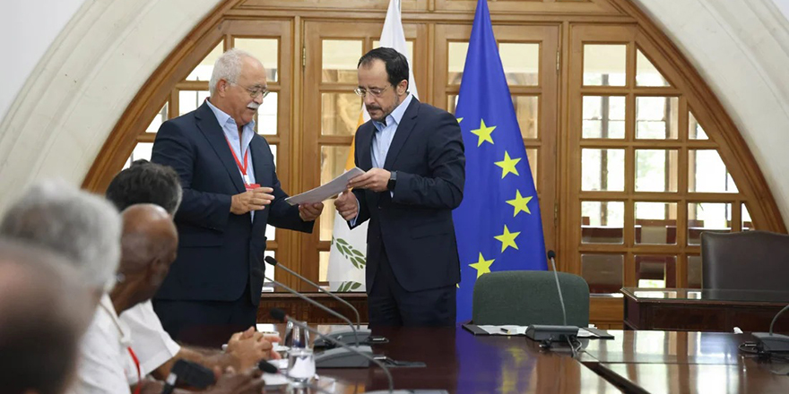 Hristodulidis Kıbrıs Türk heyetle görüştü...