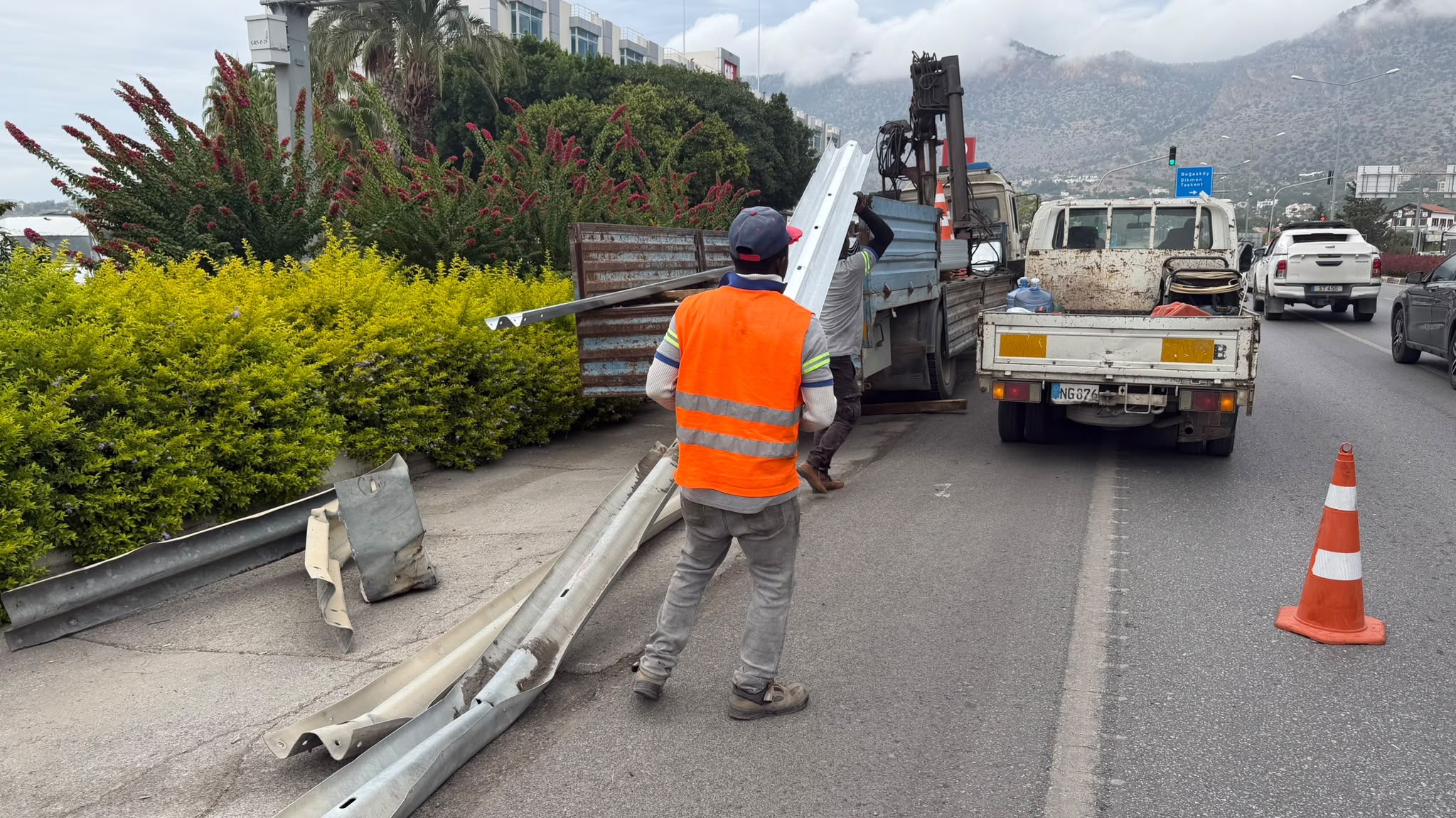 KIBRISLI gündeme getirmişti… Boğaz Kavşağı’ndaki tehlikeli bariyerler onarılıyor