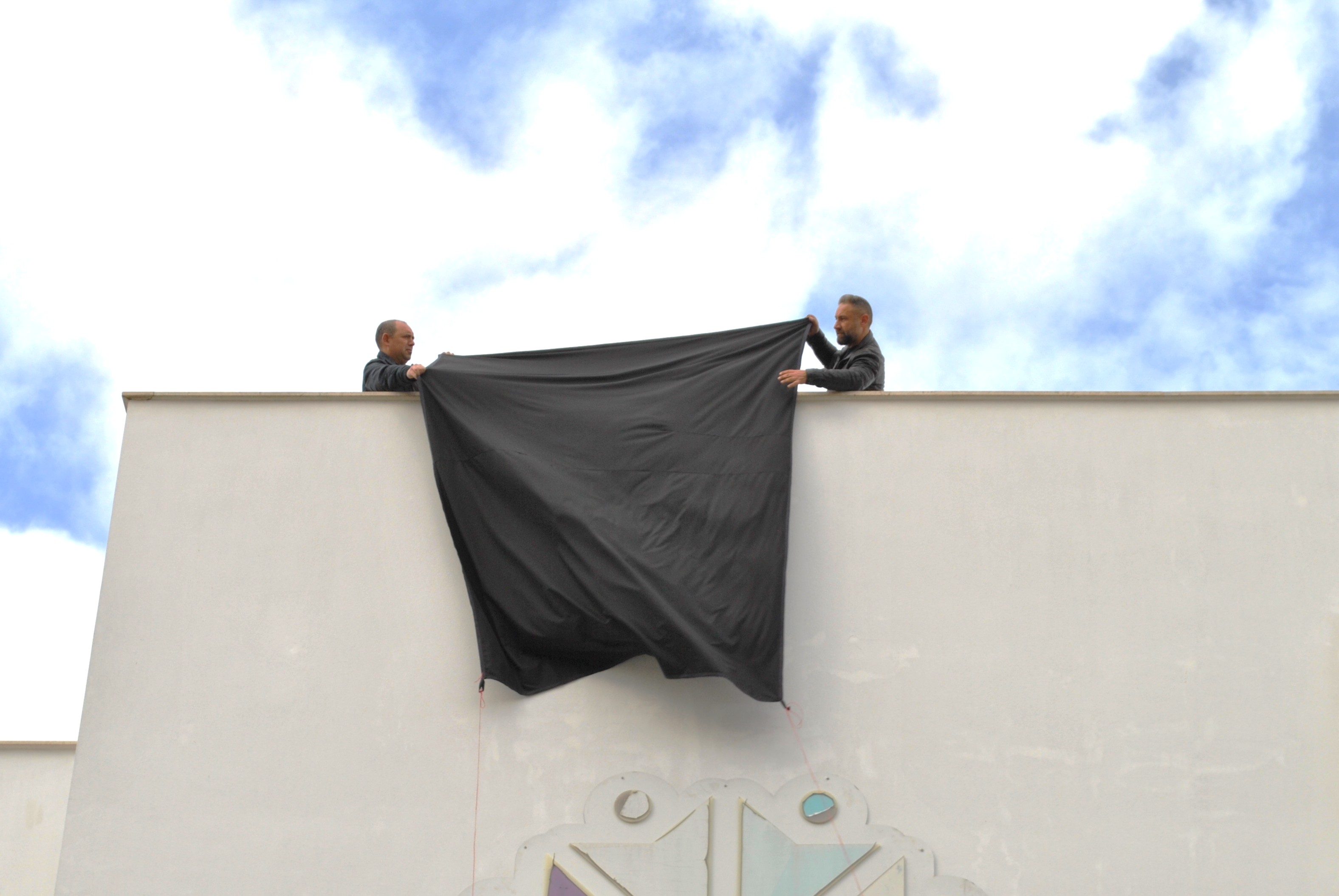 Siyah bayrak protestosu büyüyor