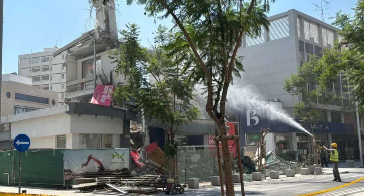 Makarios Caddesi’ndeki bir binada iskele yıkıldı