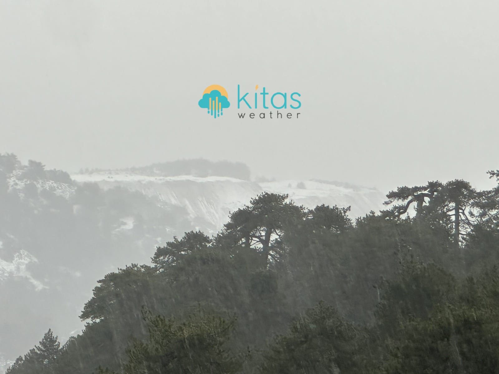 Trodos Dağları dolu yağışı nedeniyle beyaza büründü