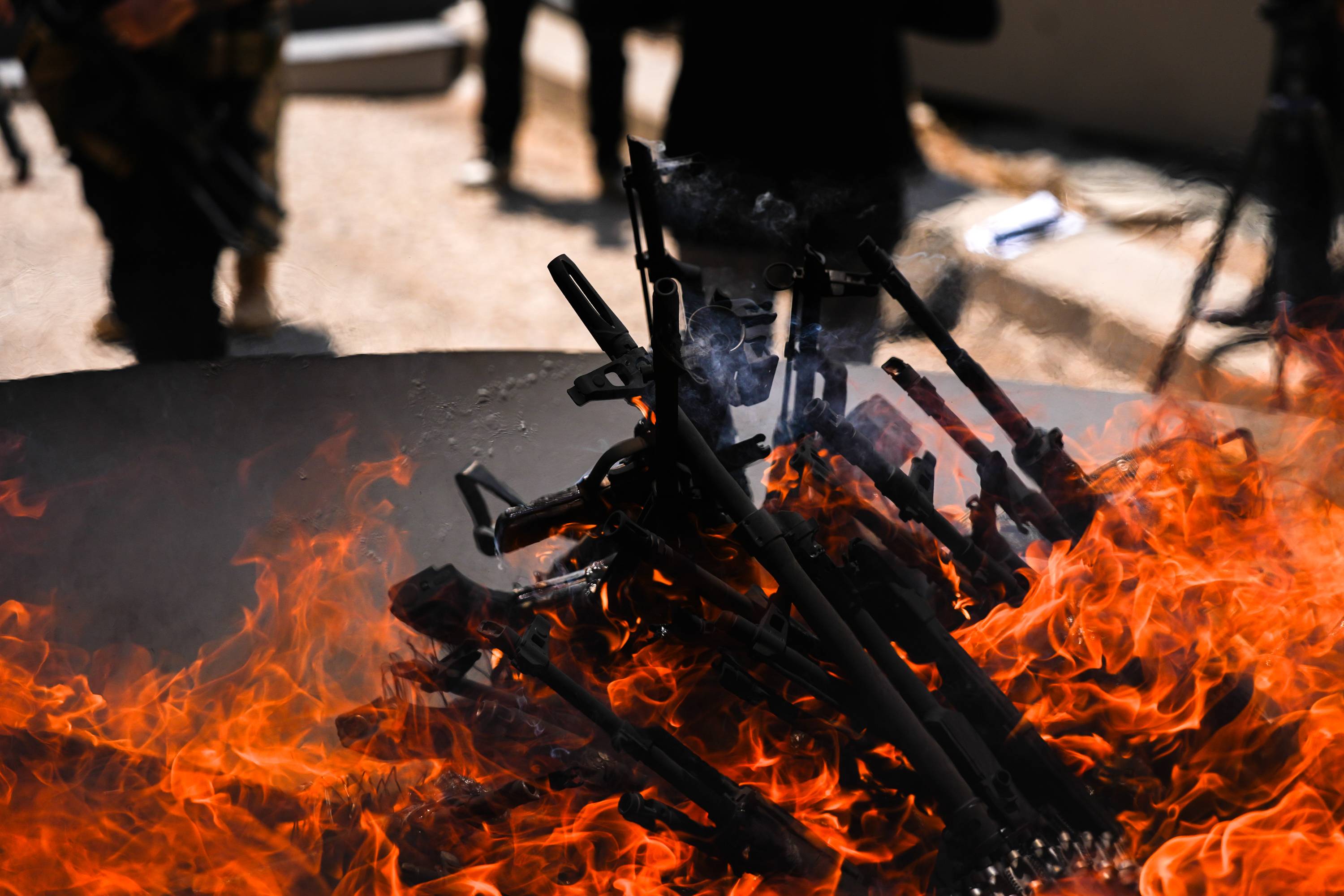 Silah bırakma süreci başladı: 30 PKK'lı ellerindeki silahları imha etti