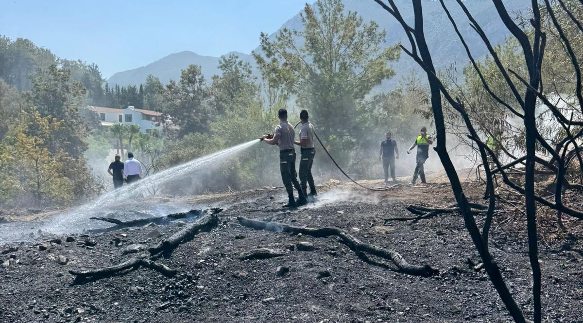Girne kaçış yolunda yangın: Söndürme çalışmaları sürüyor