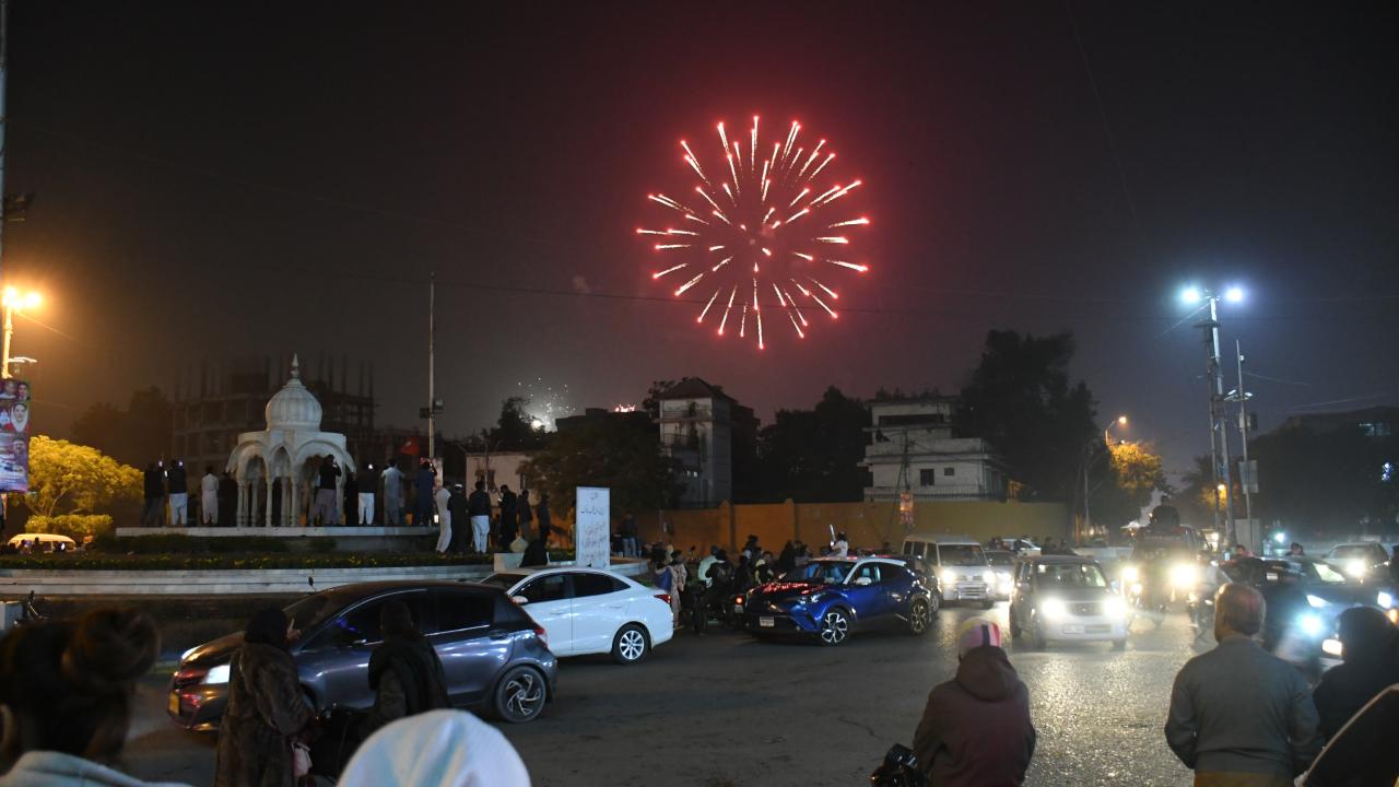 Pakistan'da yeni yıl kutlamalarında 25 kişi vurularak yaralandı!