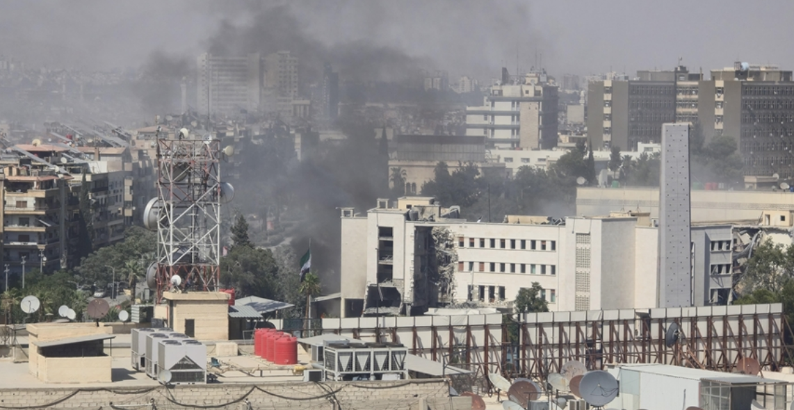 Suriye’nin güneyindeki çatışmaya müdahil olan İsrail, Şam’a saldırdı
