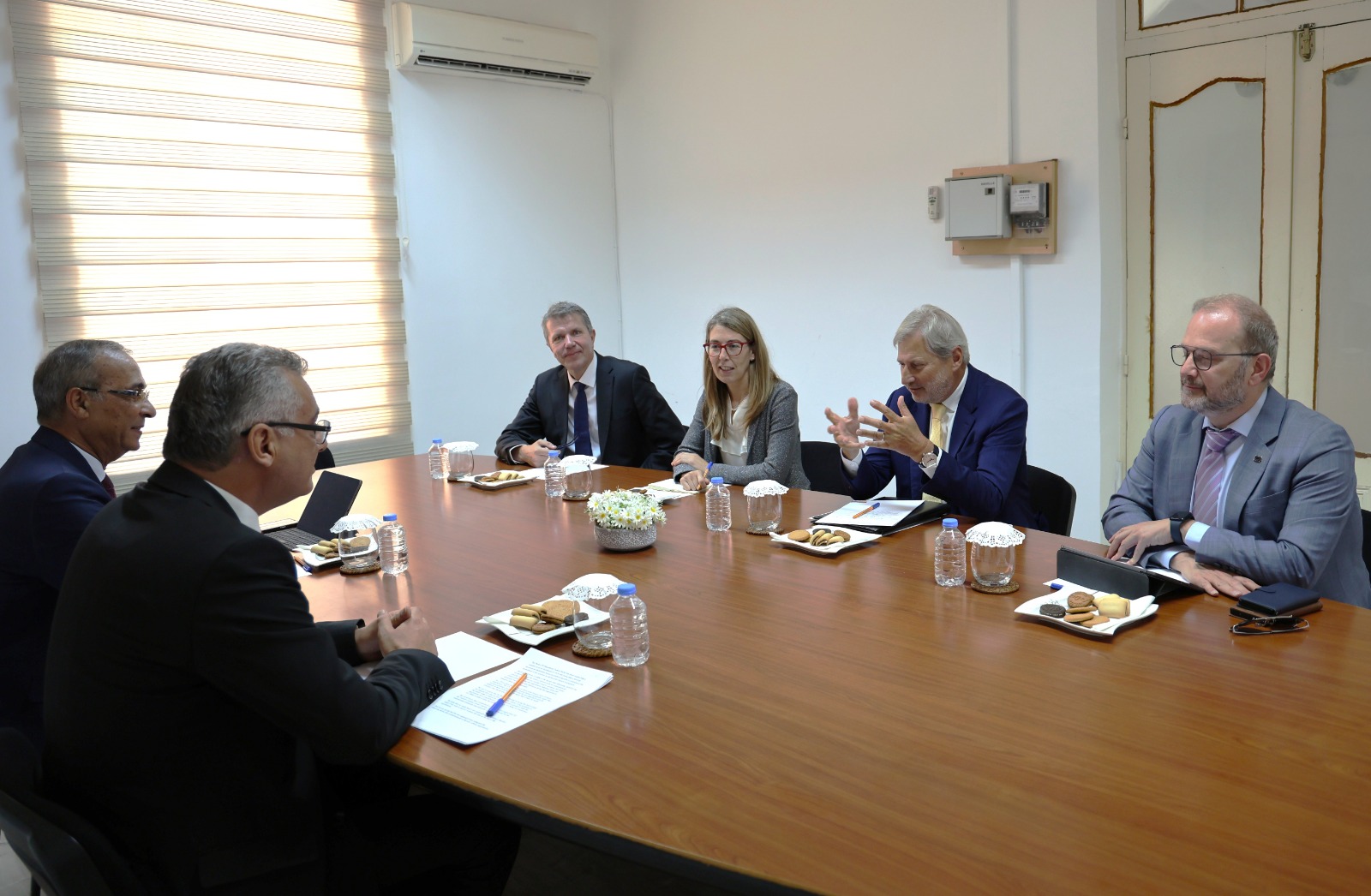 Erhürman, AB Kıbrıs Özel Temsilcisi Johannes Hahn’ı kabul etti