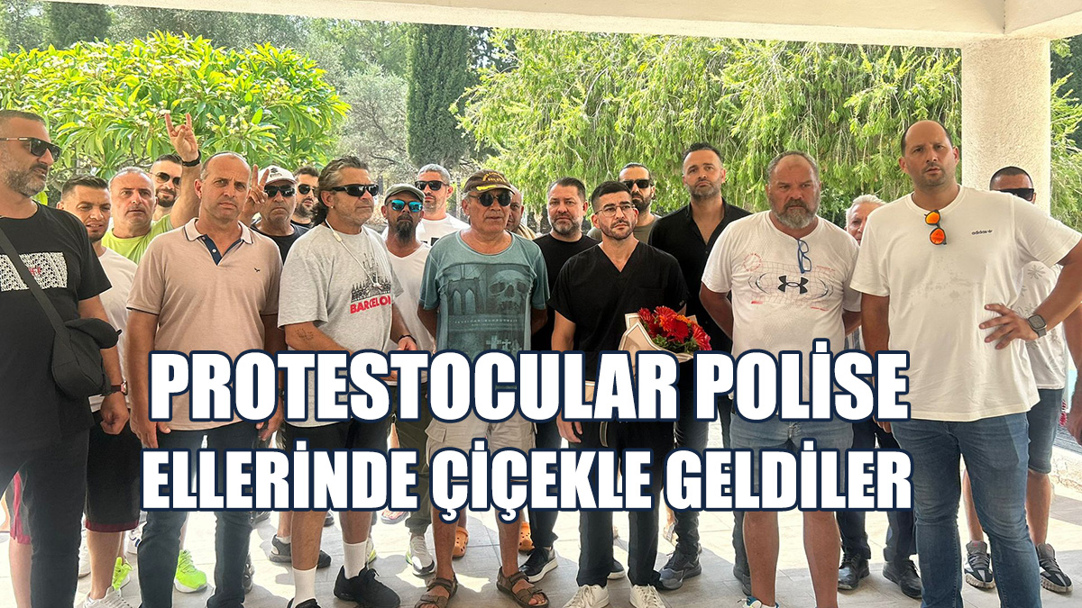 Protestocular Polise Ellerinde Çiçekle Geldiler