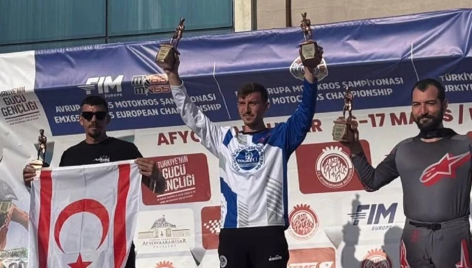 Siyasi ambargo genç sporcunun kürsüsünü engelledi