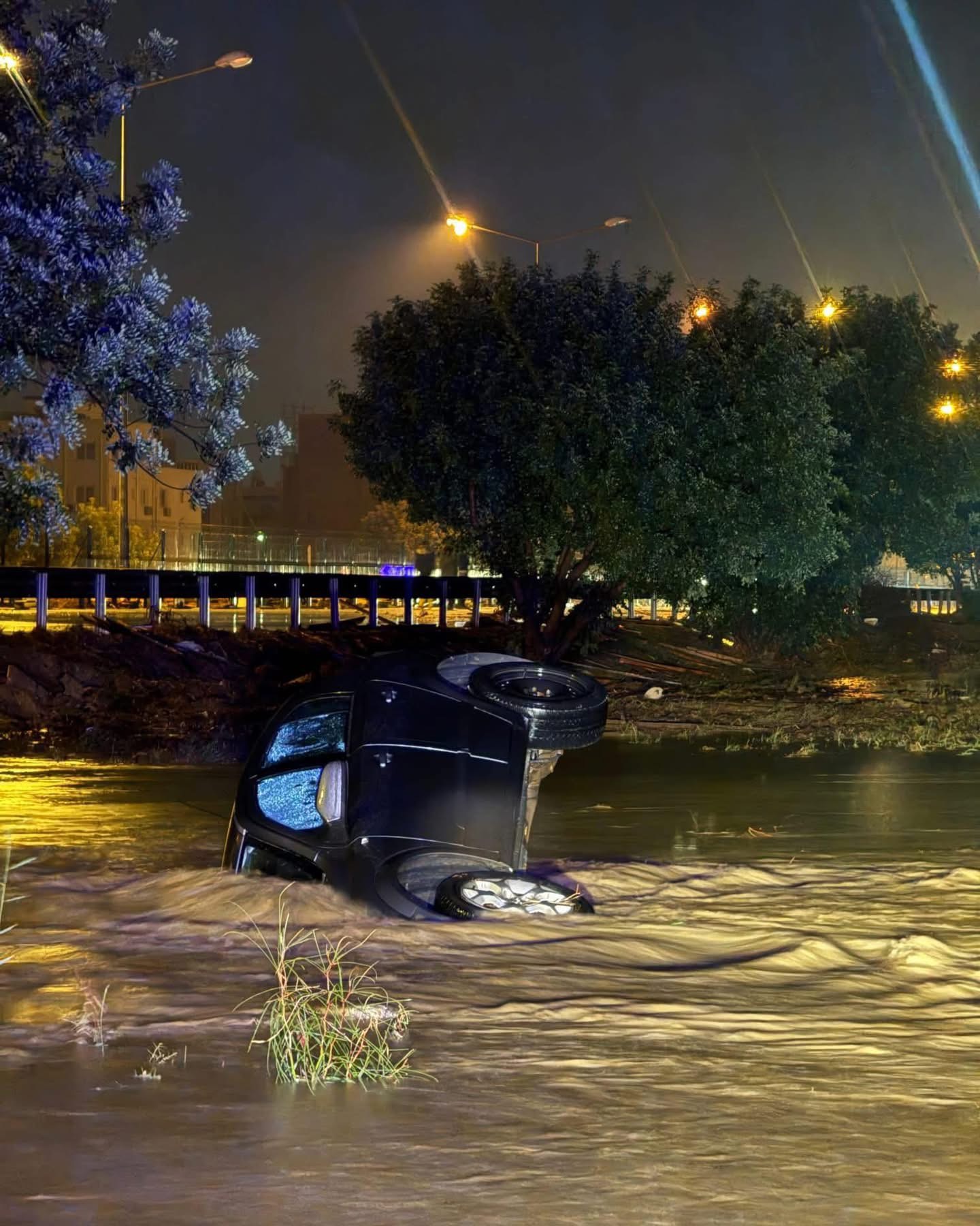 Lefkoşa’da su taşkınları: Birçok yol trafiğe kapatıldı