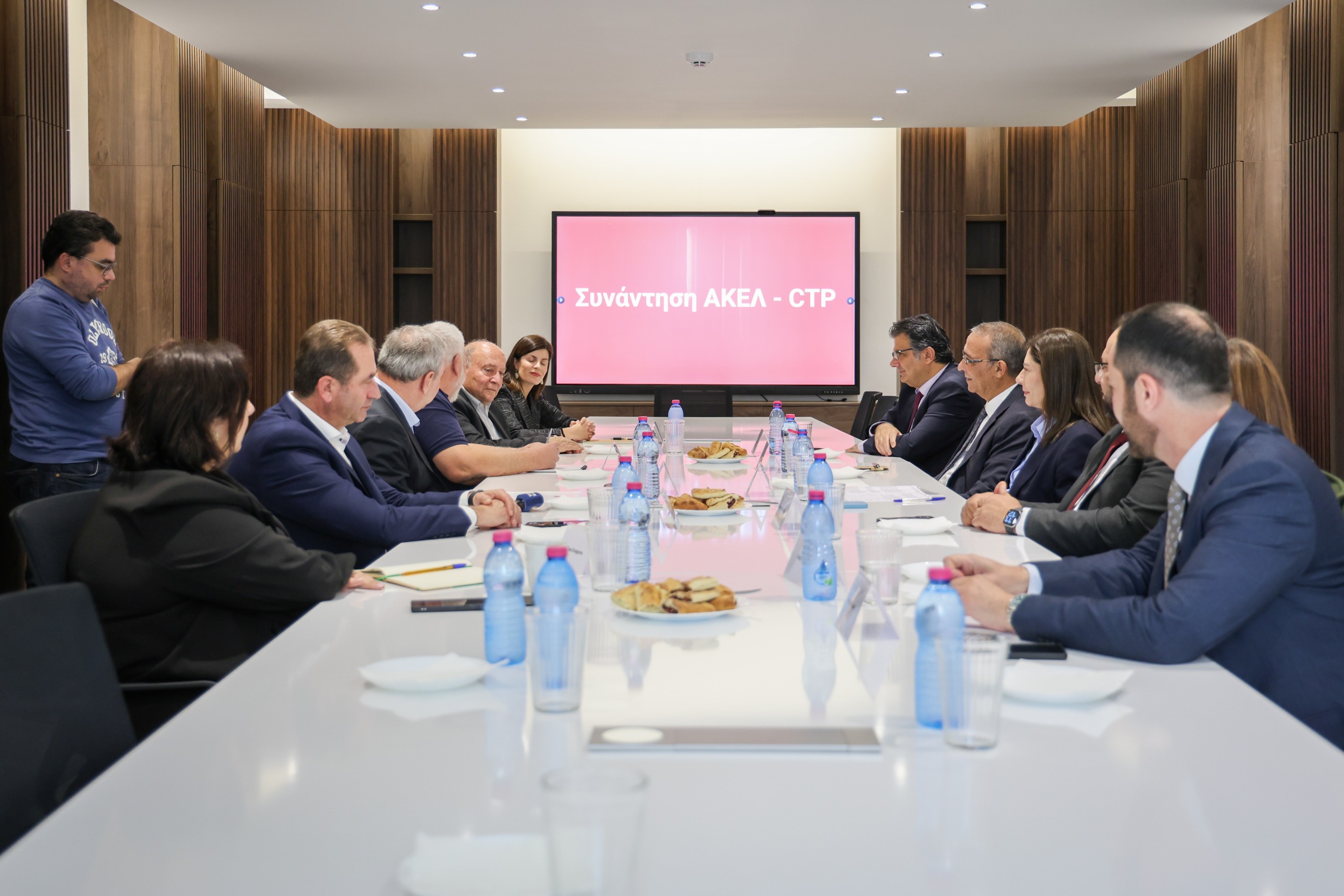 CTP’nin AKEL’i ziyareti Rum basınında